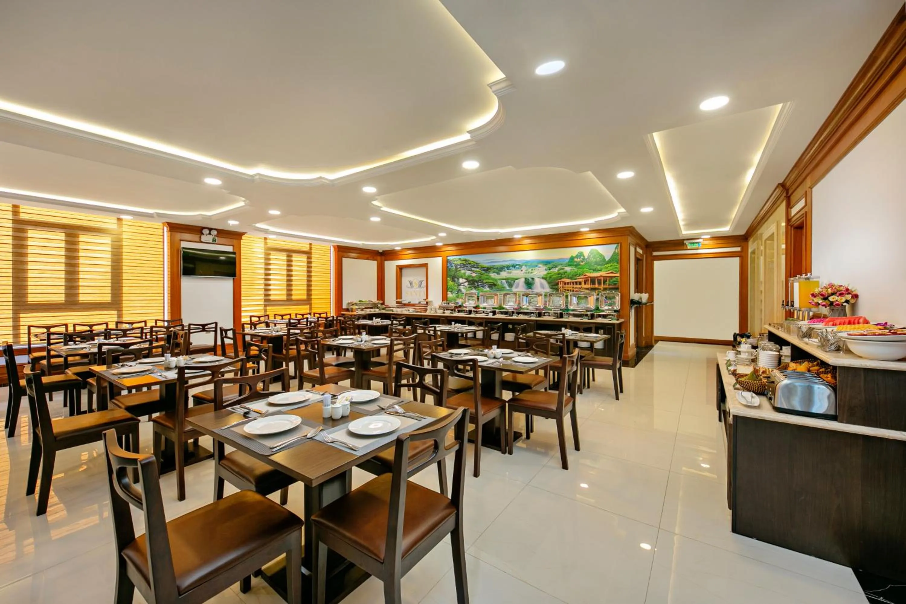 Restaurant/places to eat in Santa Luxury Hotel
