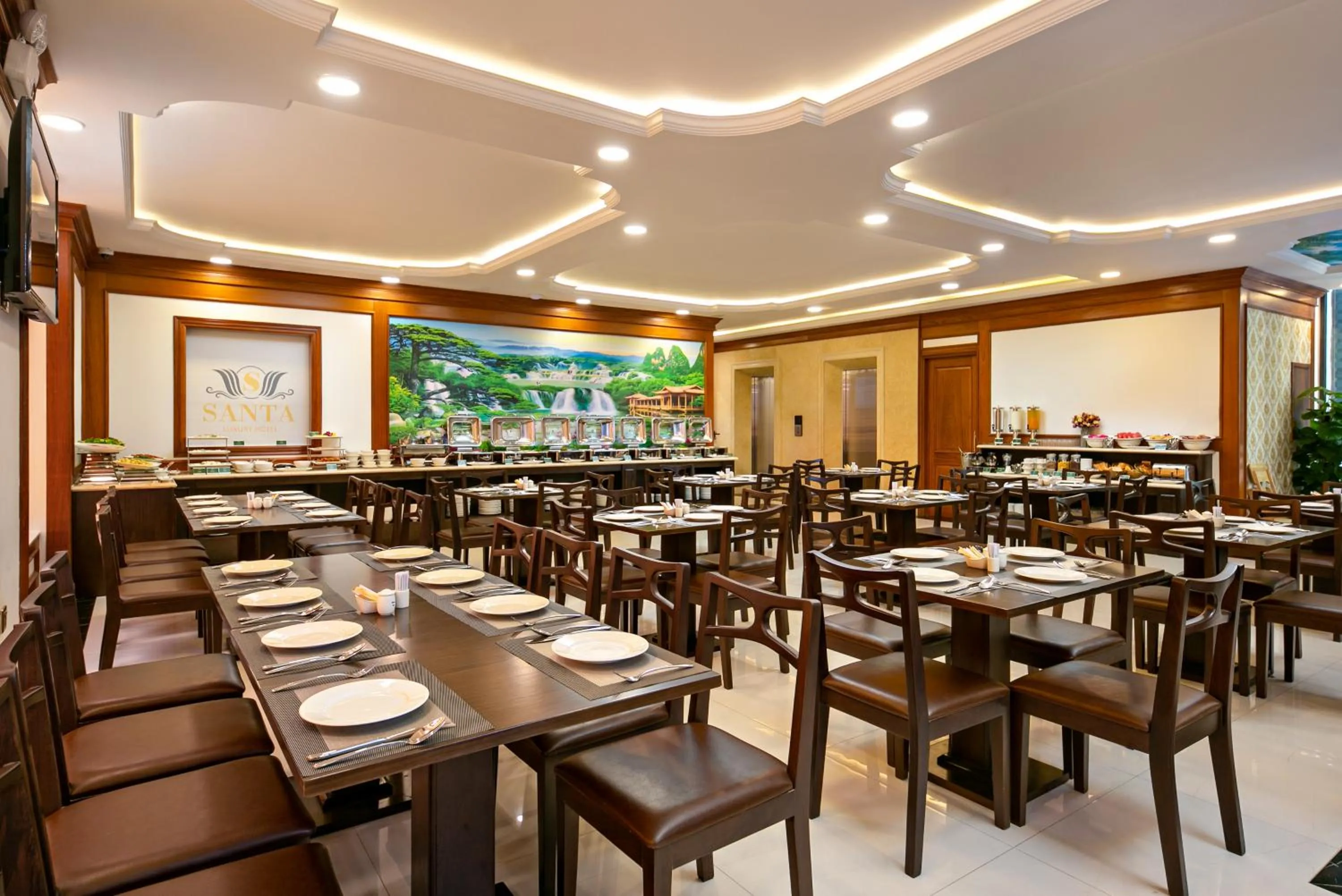 Restaurant/places to eat in Santa Luxury Hotel