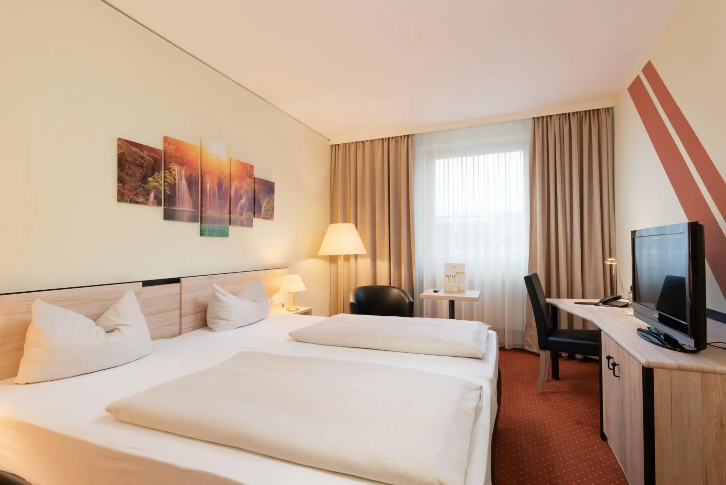 Comfort Double Room in NOVINA HOTEL Südwestpark Comfort Double Room in NOVINA HOTEL Südwestpark