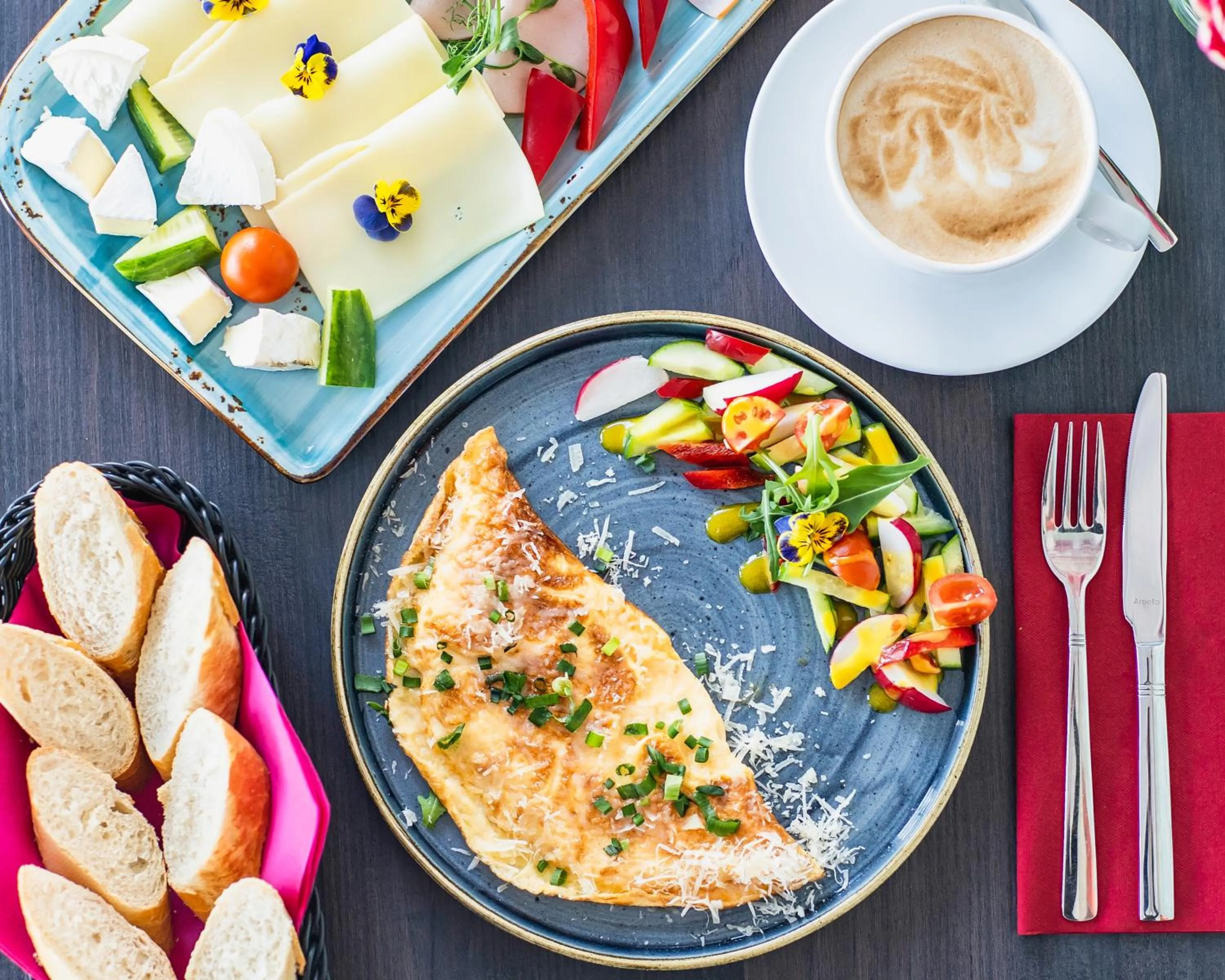 Restaurant/places to eat in Merci Boutique Hotel