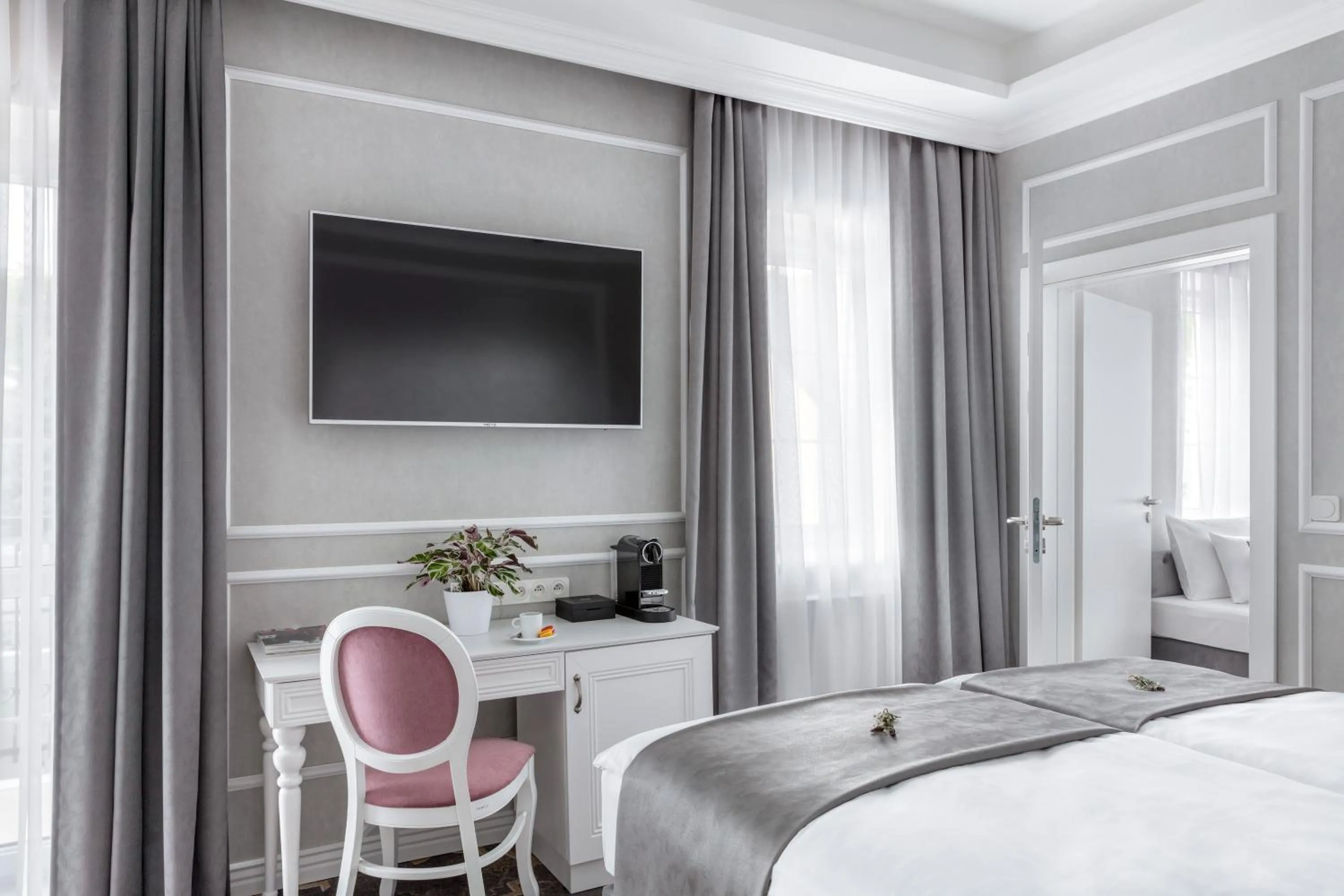 TV and multimedia, Bed in Merci Boutique Hotel