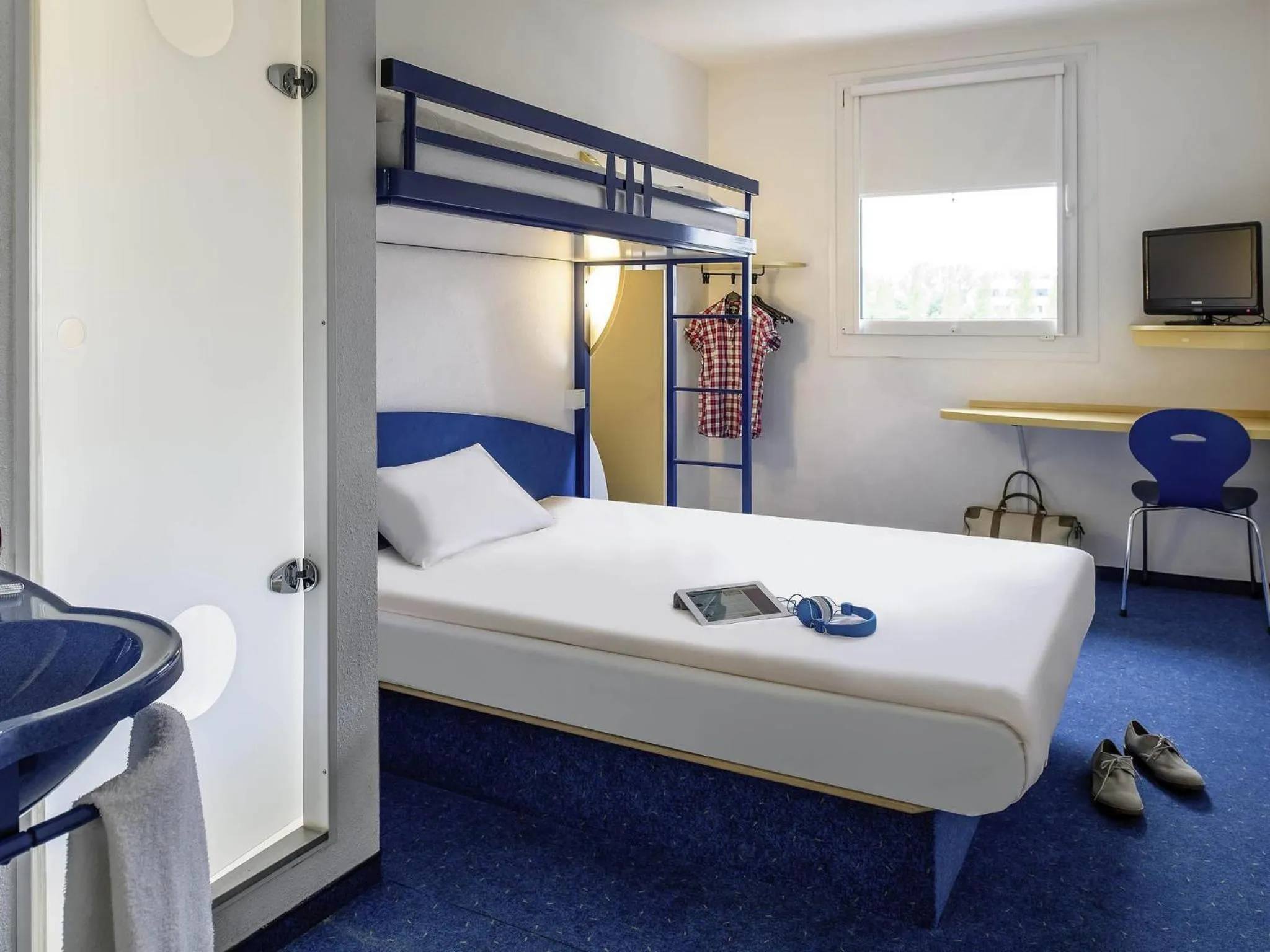 Bedroom, Bed in Ibis budget Hannover Hbf