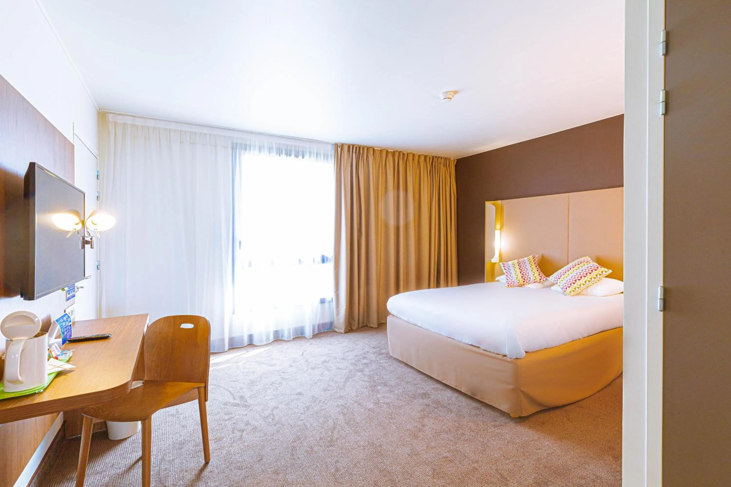 Photo of the whole room, Bed in Campanile PRIME - Rungis Orly