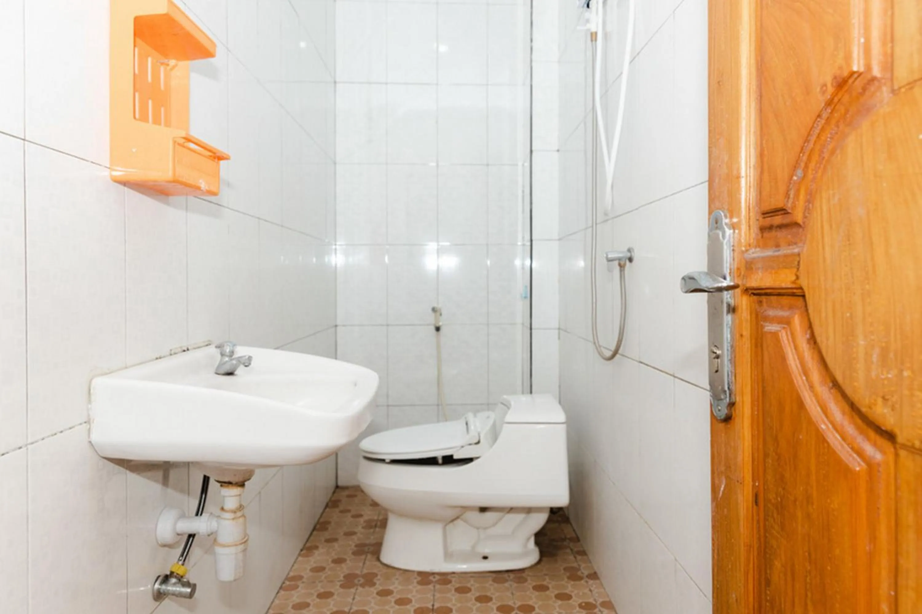 Bathroom in RedDoorz Plus near Transmart Kairagi Dua manado