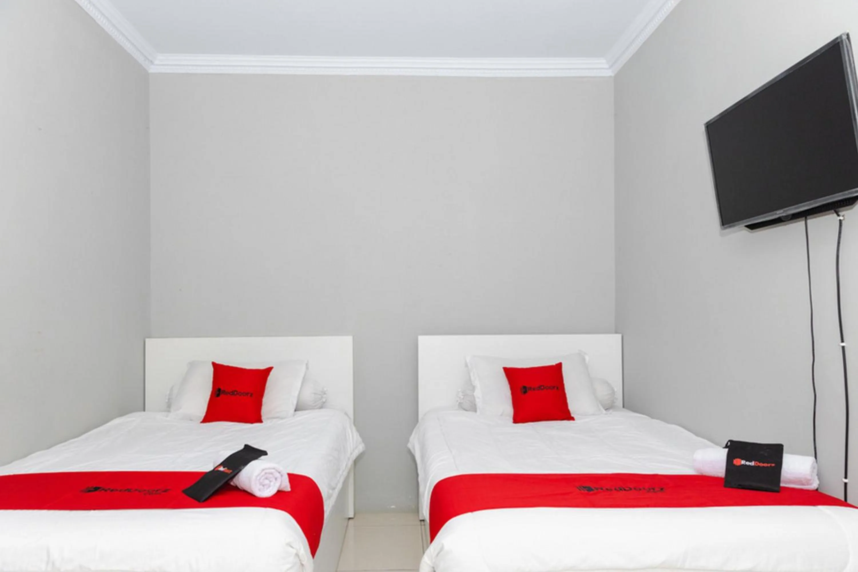 Bed in RedDoorz Plus near Transmart Kairagi Dua manado