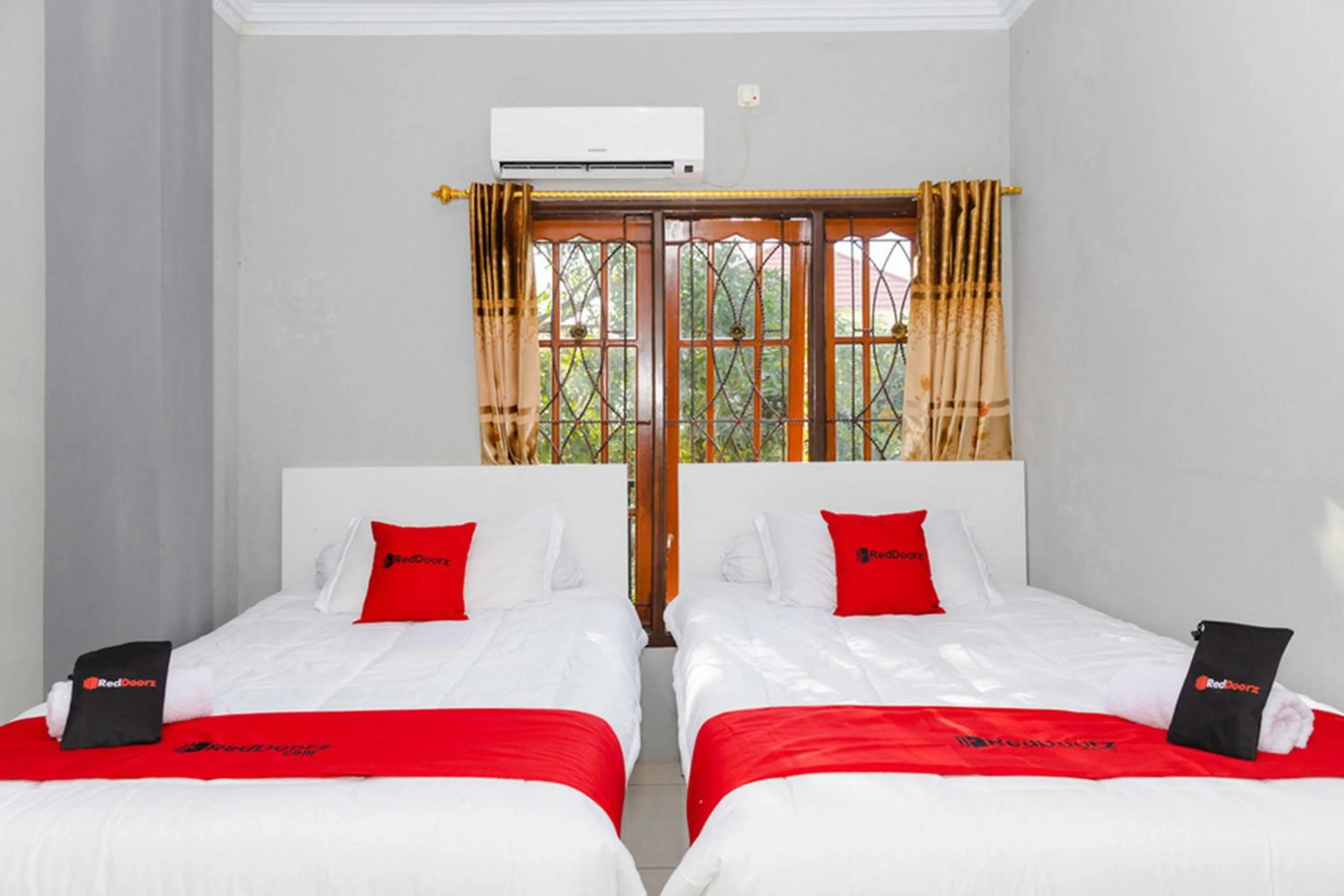 Bed in RedDoorz Plus near Transmart Kairagi Dua manado