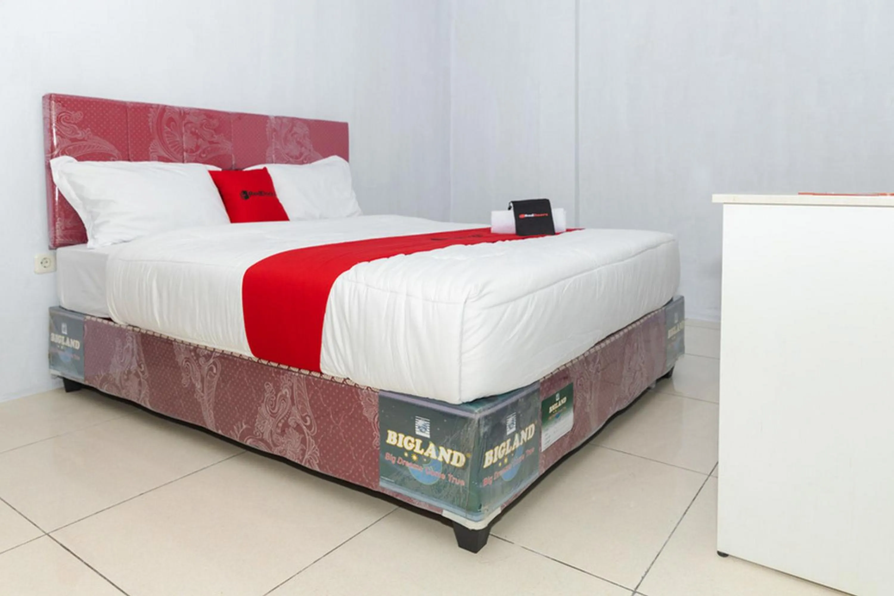Bed in RedDoorz Plus near Transmart Kairagi Dua manado