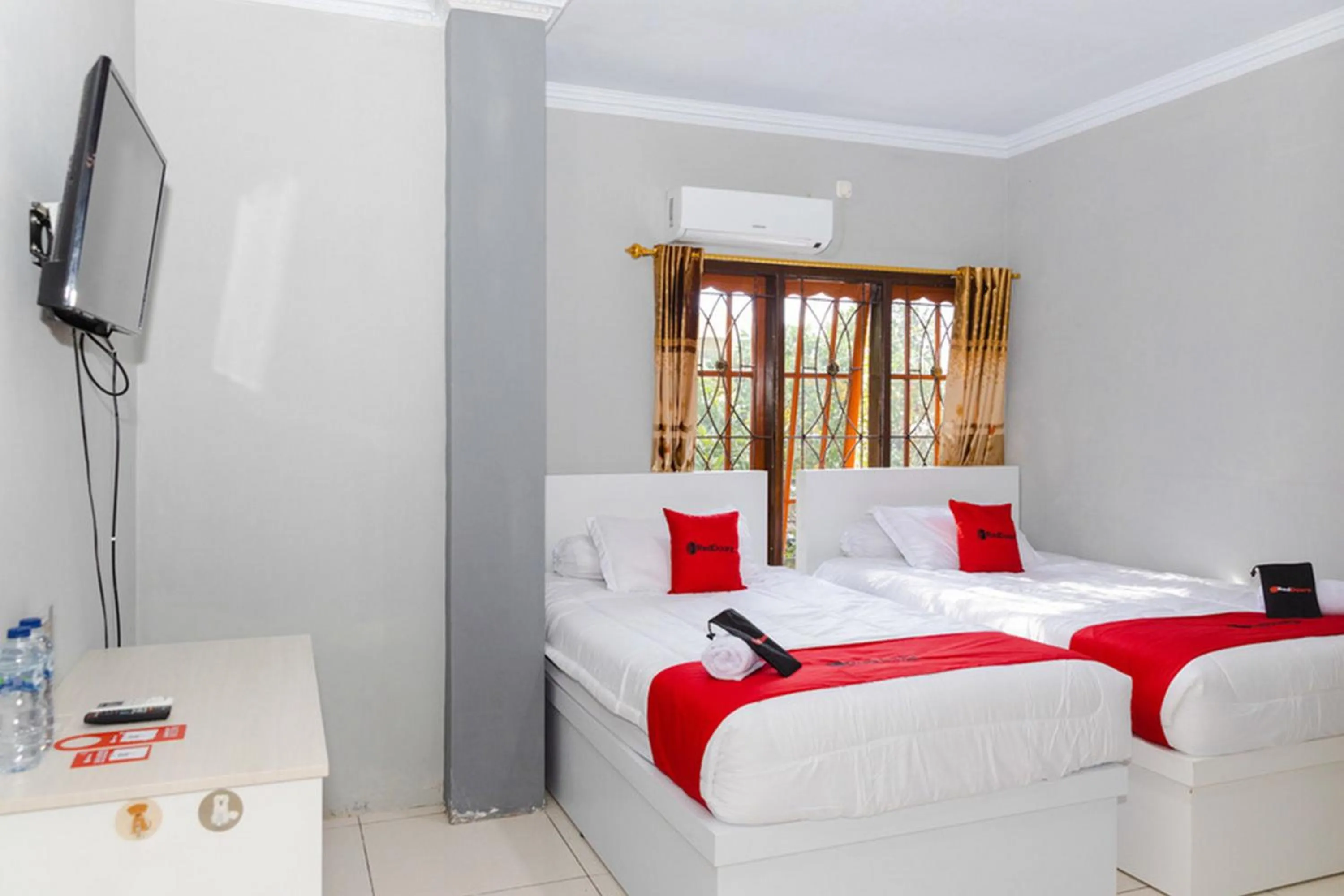 Bedroom, Bed in RedDoorz Plus near Transmart Kairagi Dua manado