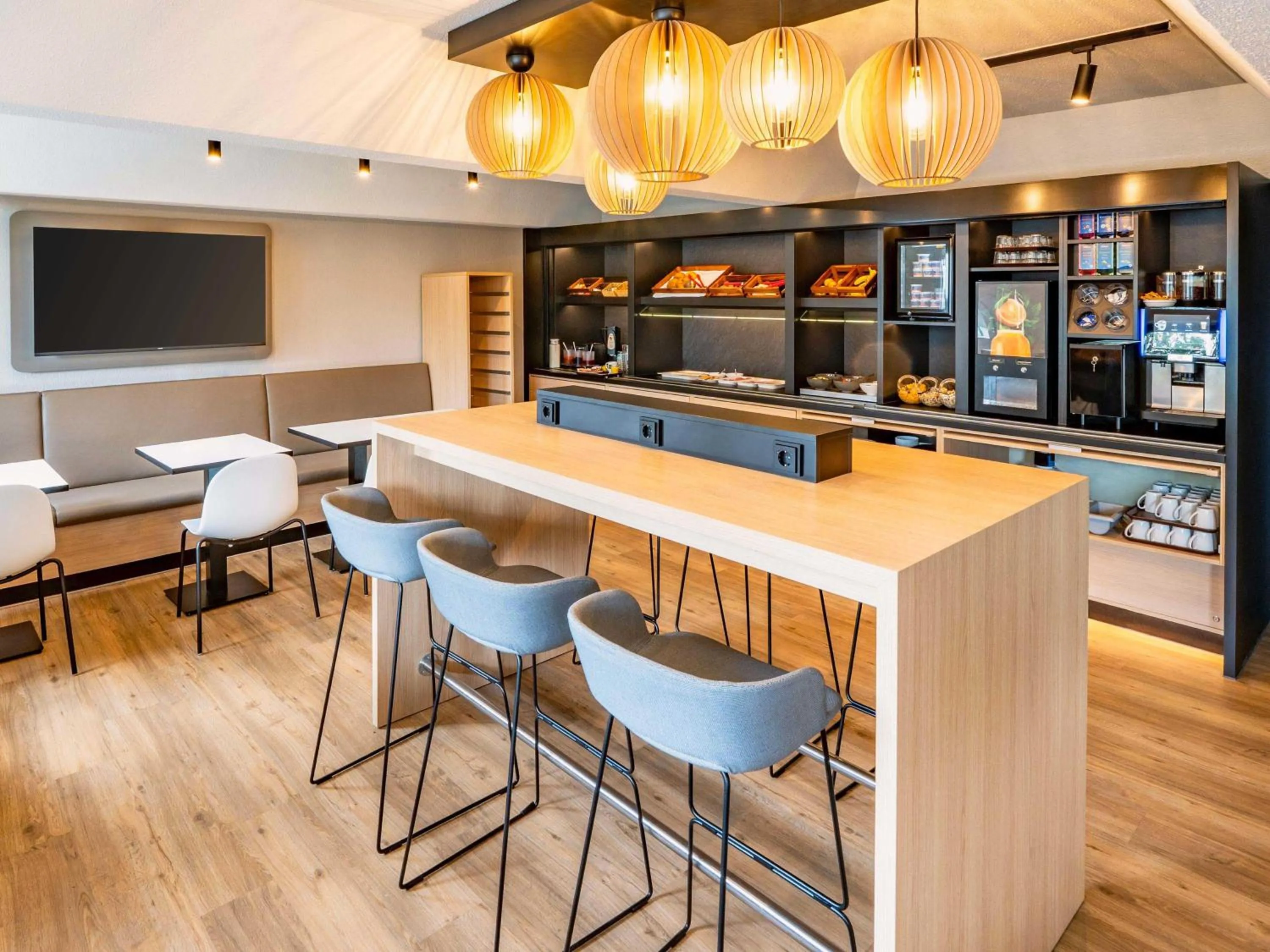 Lounge or bar in B&B HOTEL Hannover-Garbsen