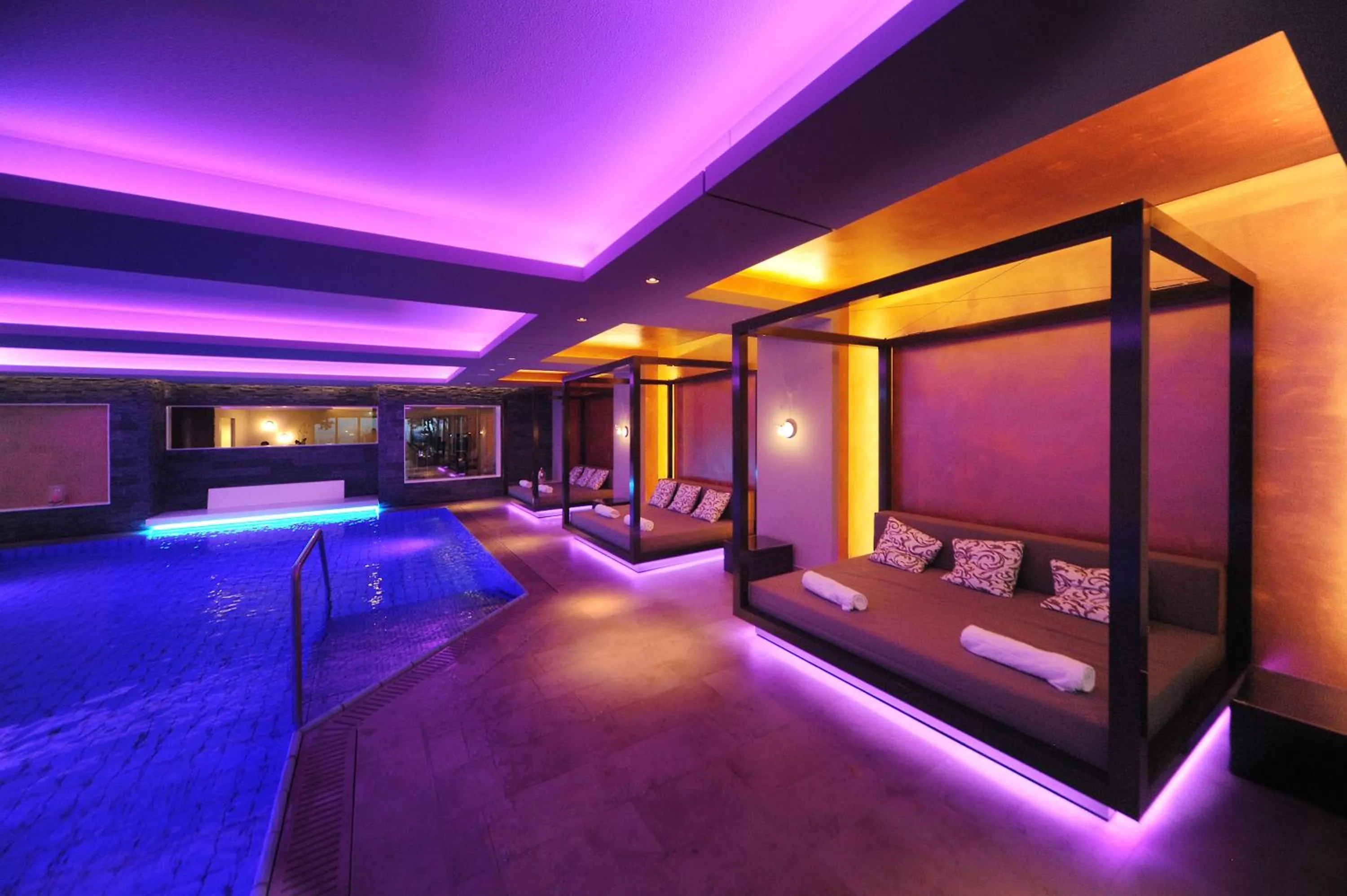 Swimming pool, Bed in Schlosshotel Kassel