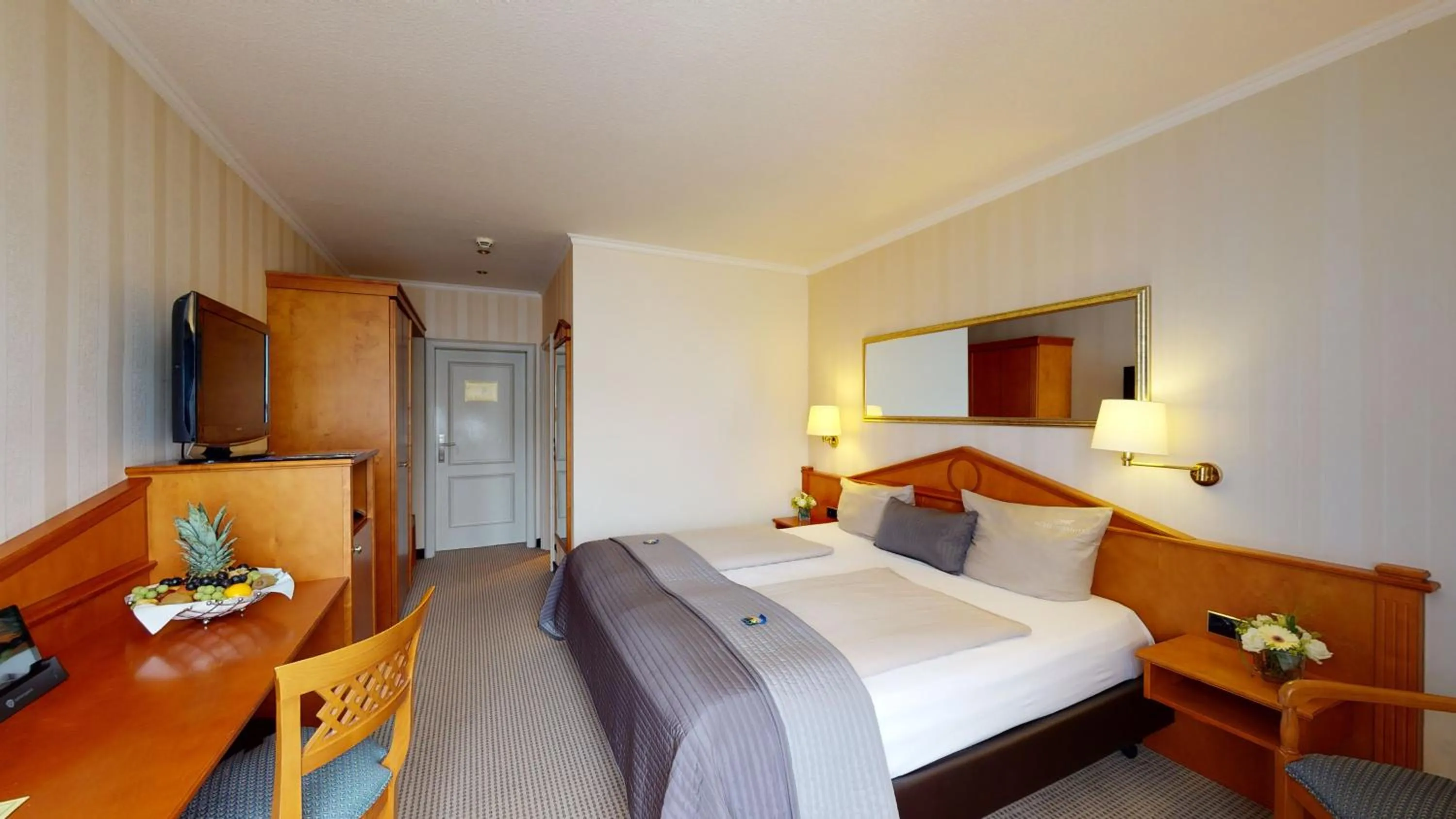 Photo of the whole room, Bed in Schlosshotel Kassel