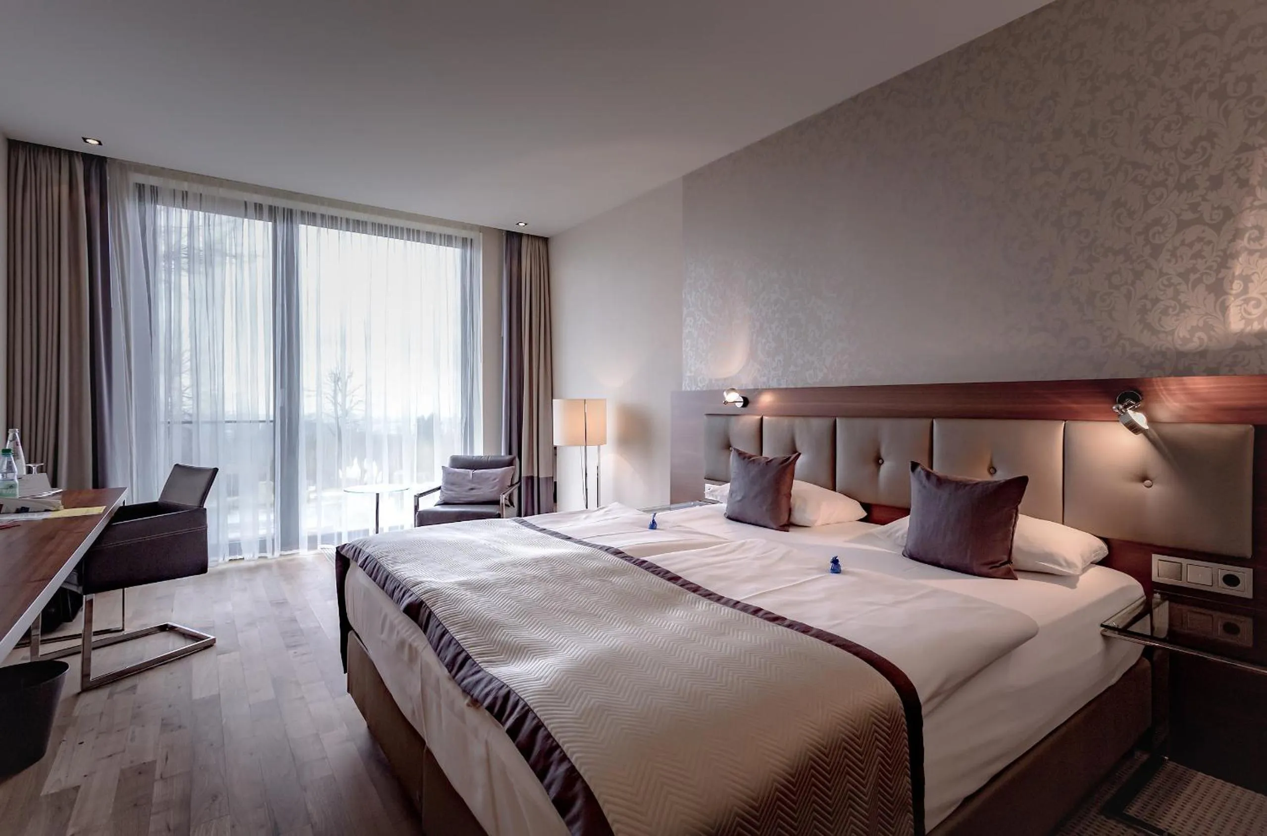 Photo of the whole room, Bed in Schlosshotel Kassel