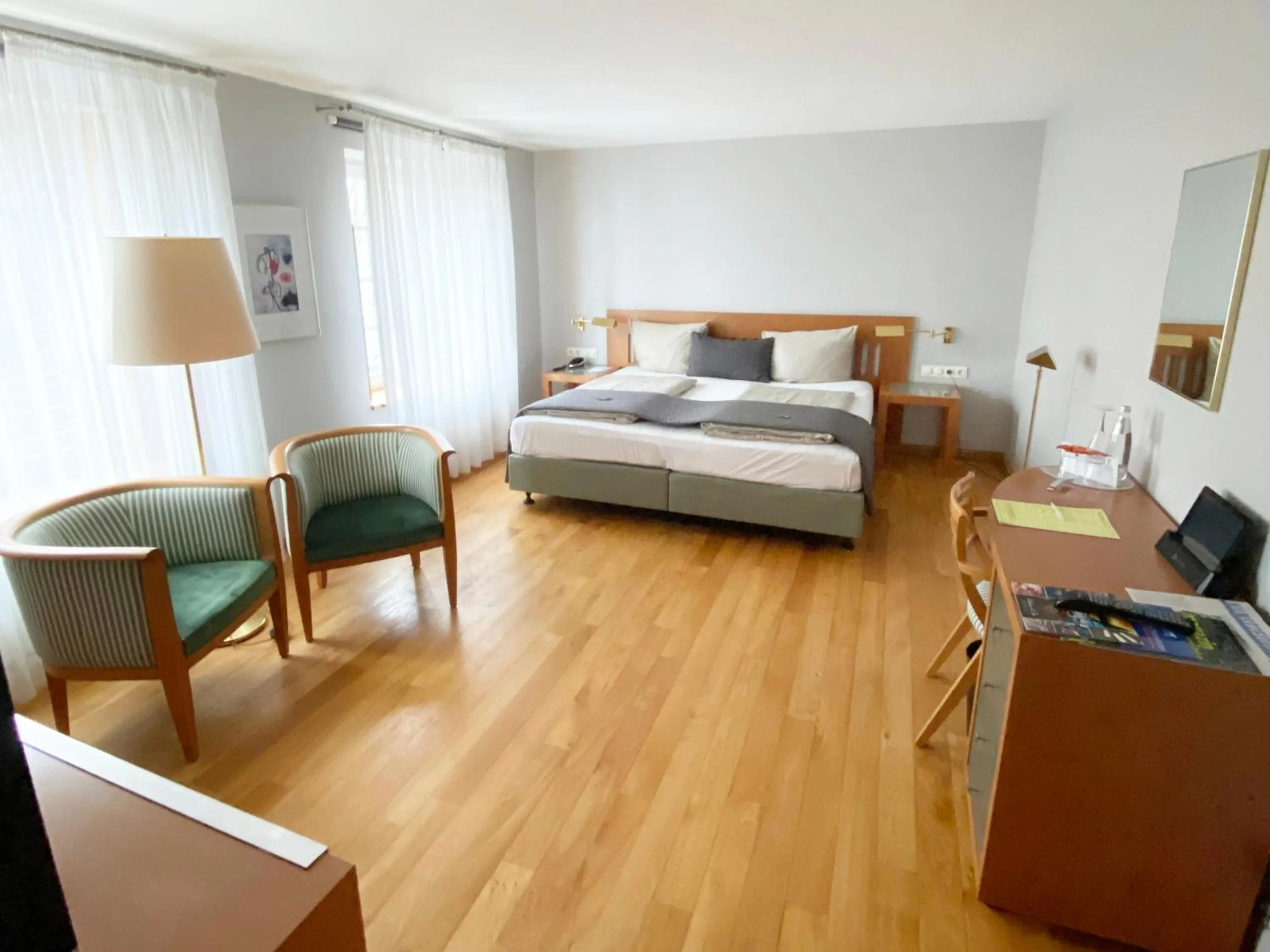 Photo of the whole room, Bed in Schlosshotel Kassel