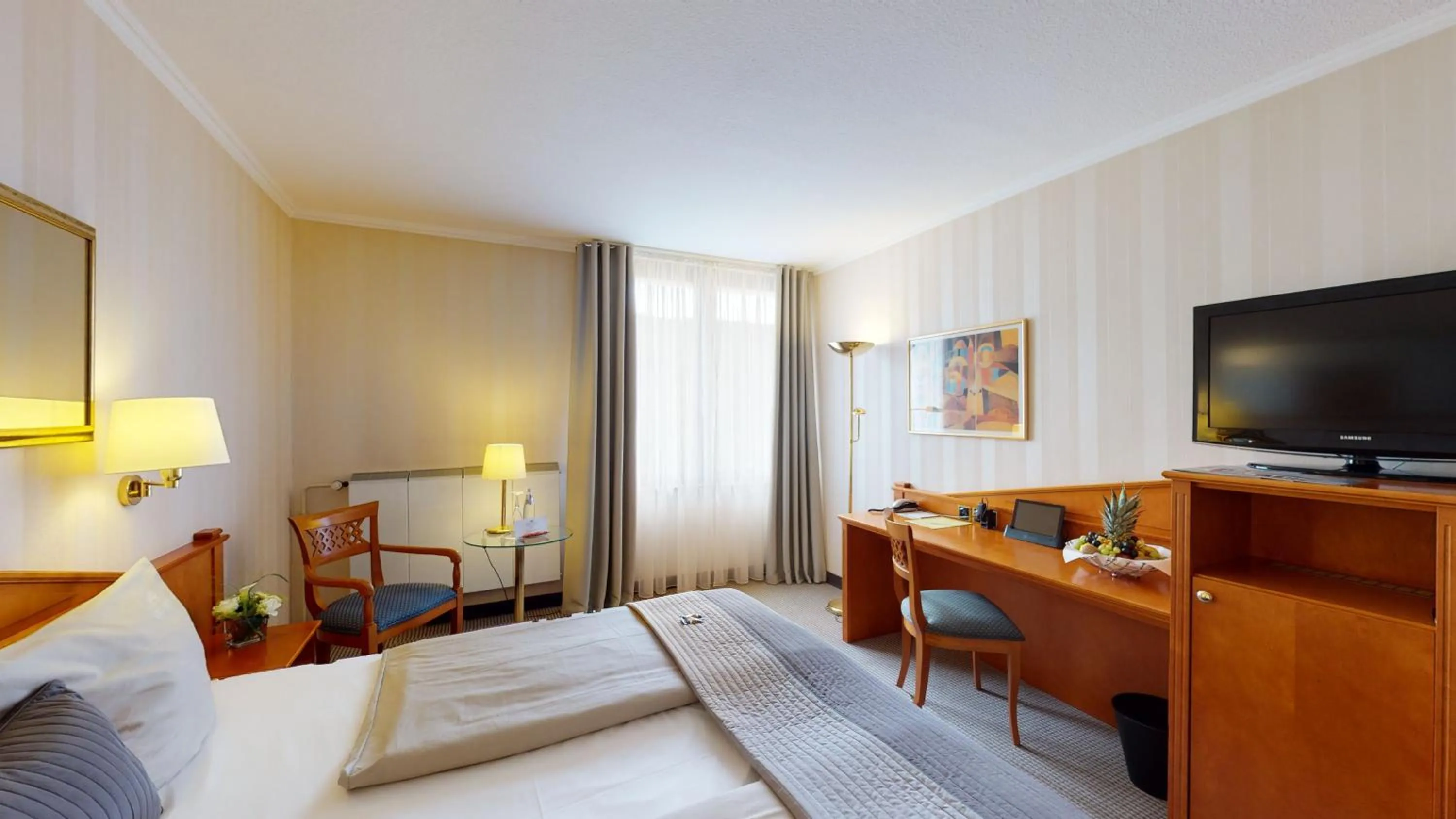 Photo of the whole room, Bed in Schlosshotel Kassel