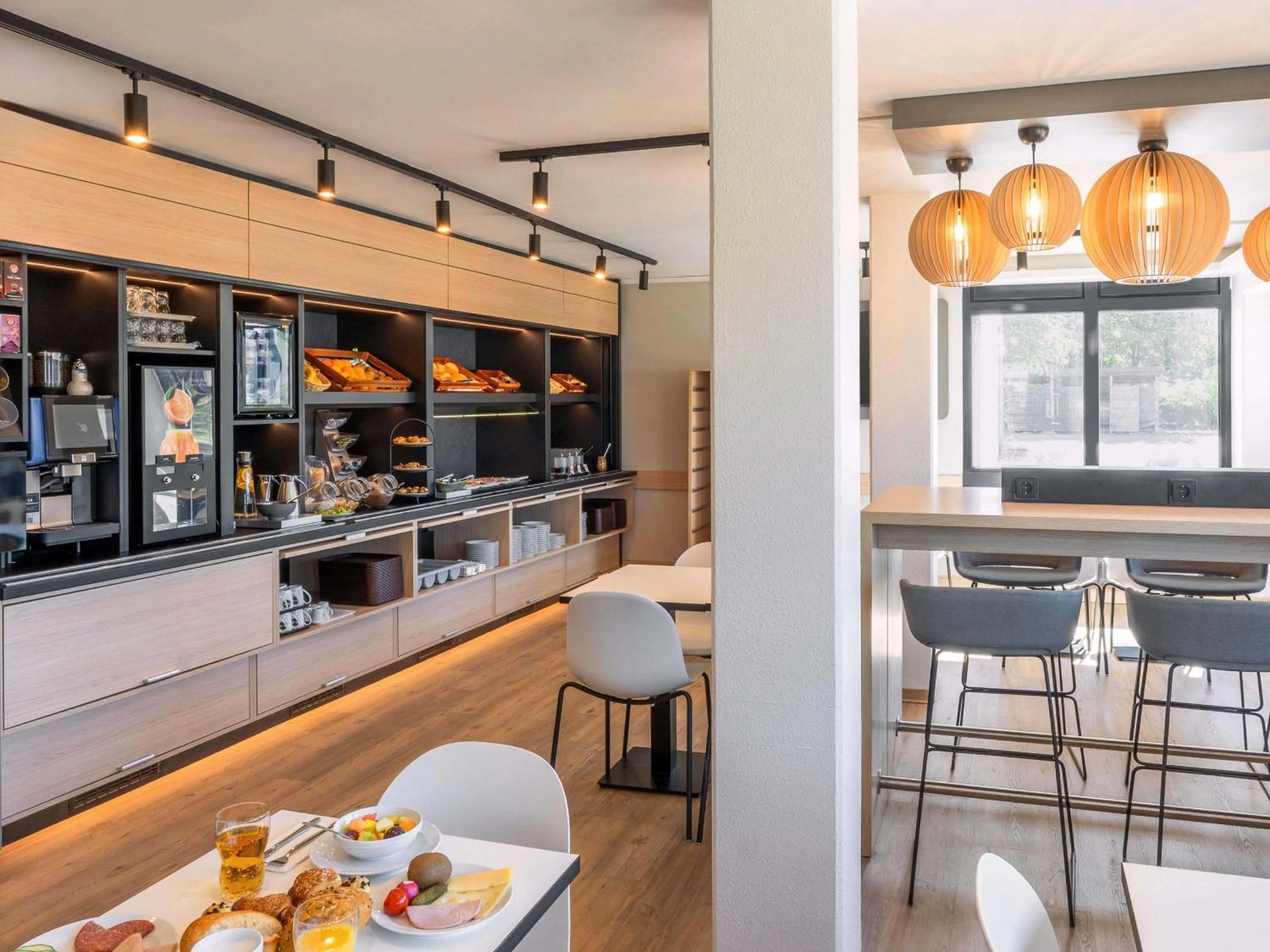 Lounge or bar in B&B HOTEL Hannover-Laatzen