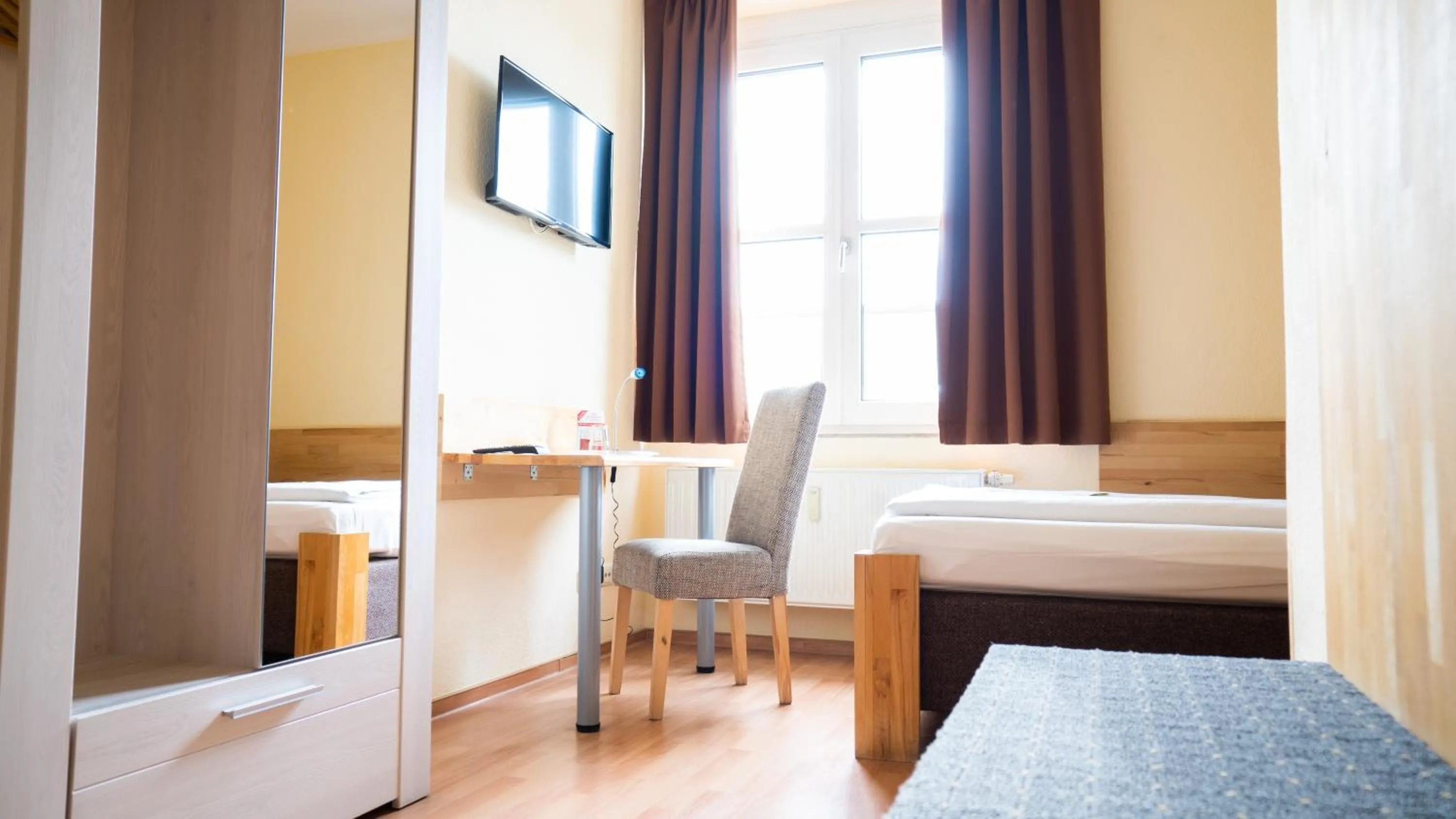 Photo of the whole room, Bed in Hotel Am Hopfenmarkt