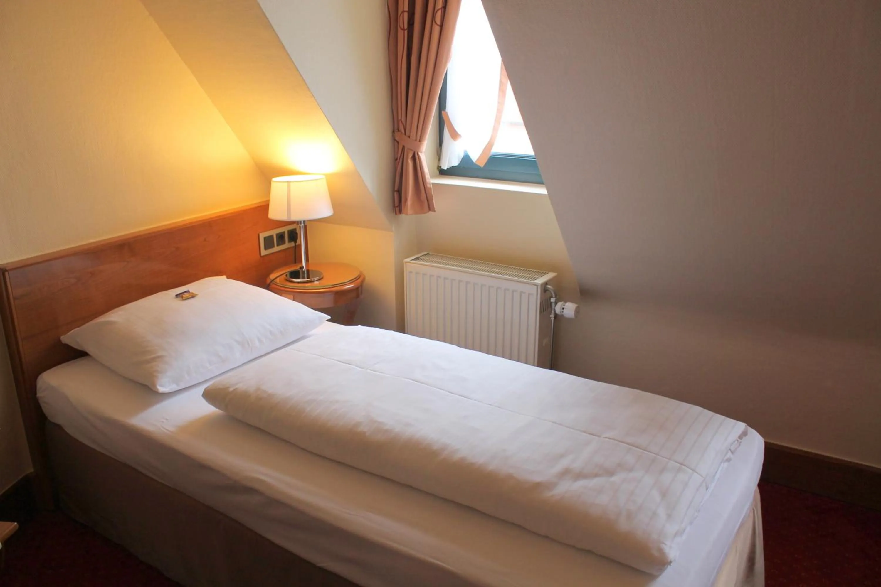 Photo of the whole room, Bed in Dürer-Hotel