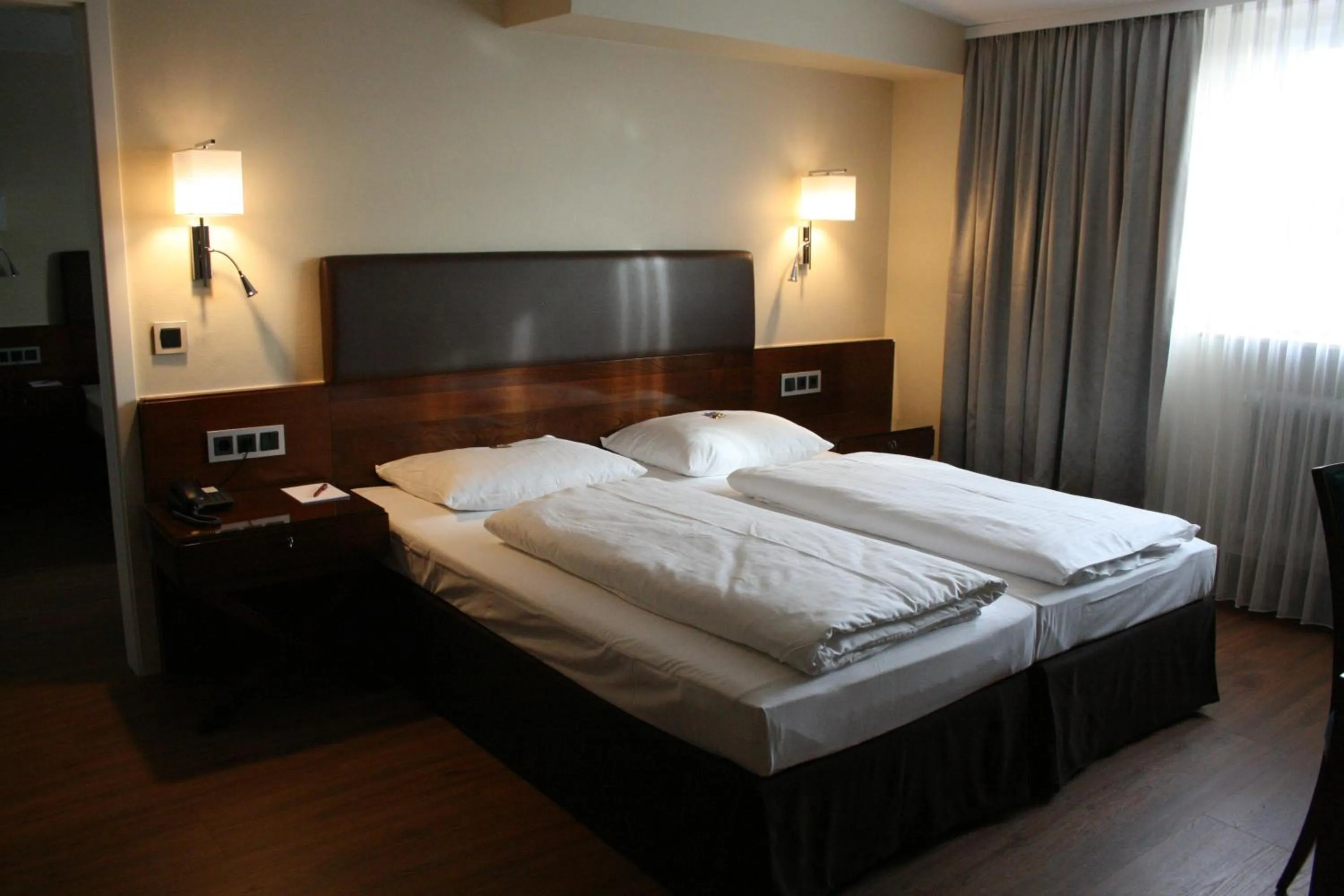 Photo of the whole room, Bed in Dürer-Hotel
