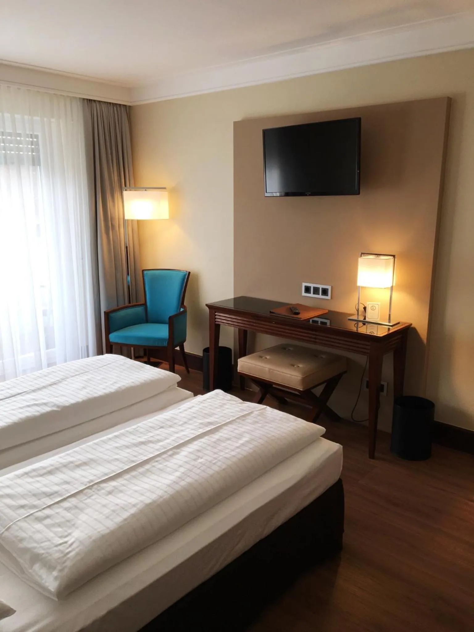 Photo of the whole room, Bed in Dürer-Hotel