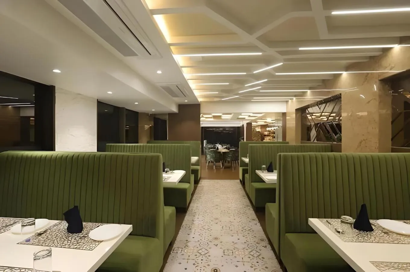 Restaurant/places to eat in Hotel Auris & Banquets, Mumbai International Airport