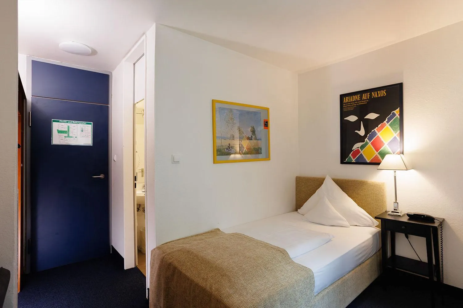 Photo of the whole room, Bed in Hotel Nymphenburg City - München