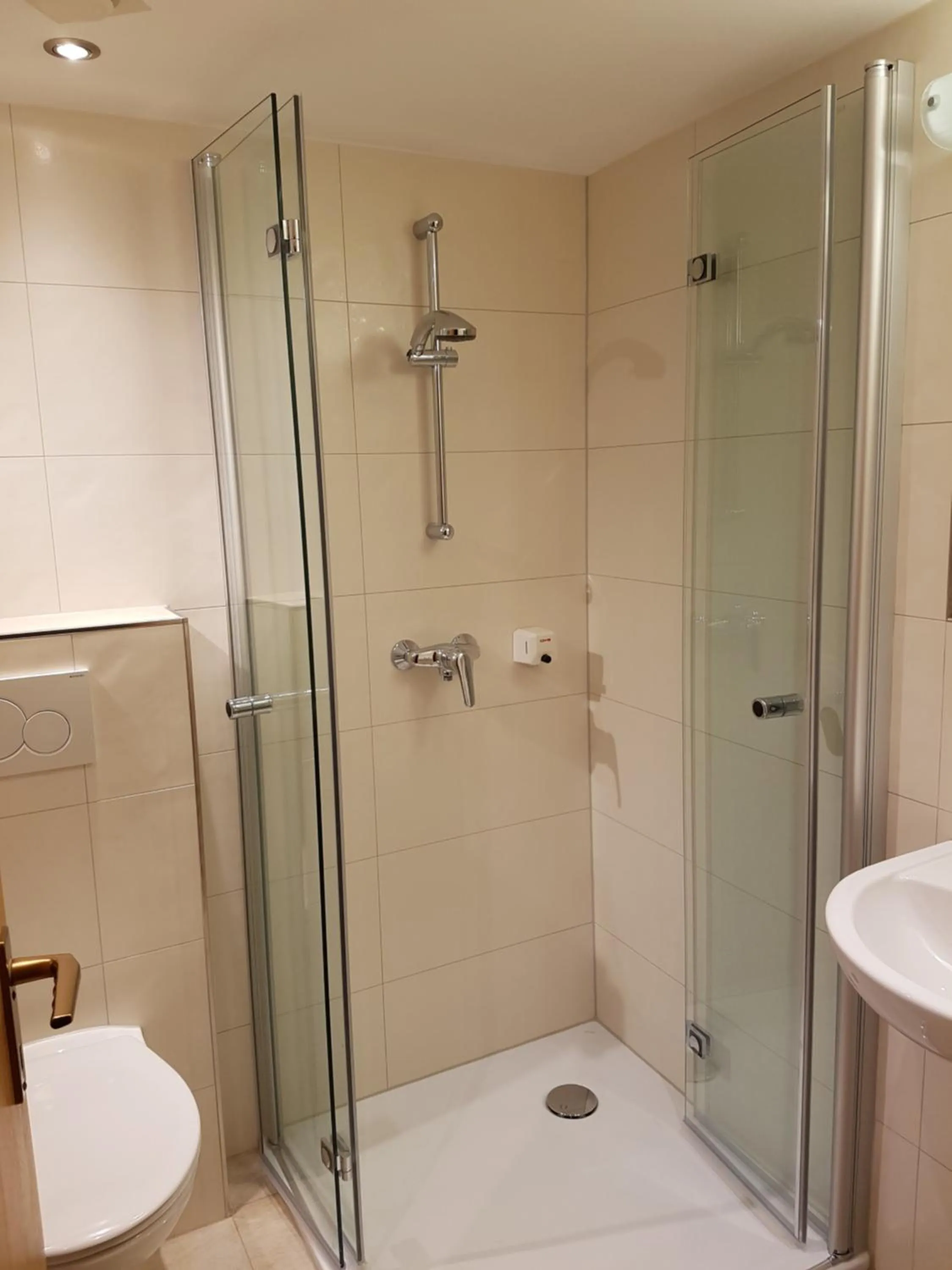 Shower in Hotel Waldquelle - Baumhaushotel Aerzen