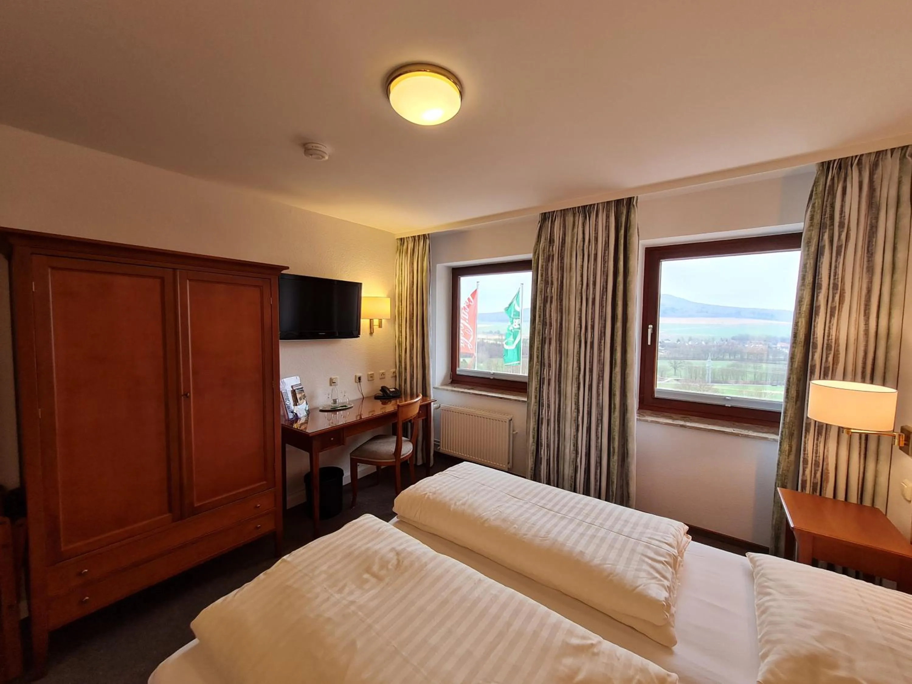 Photo of the whole room, Bed in Hotel Waldquelle - Baumhaushotel Aerzen