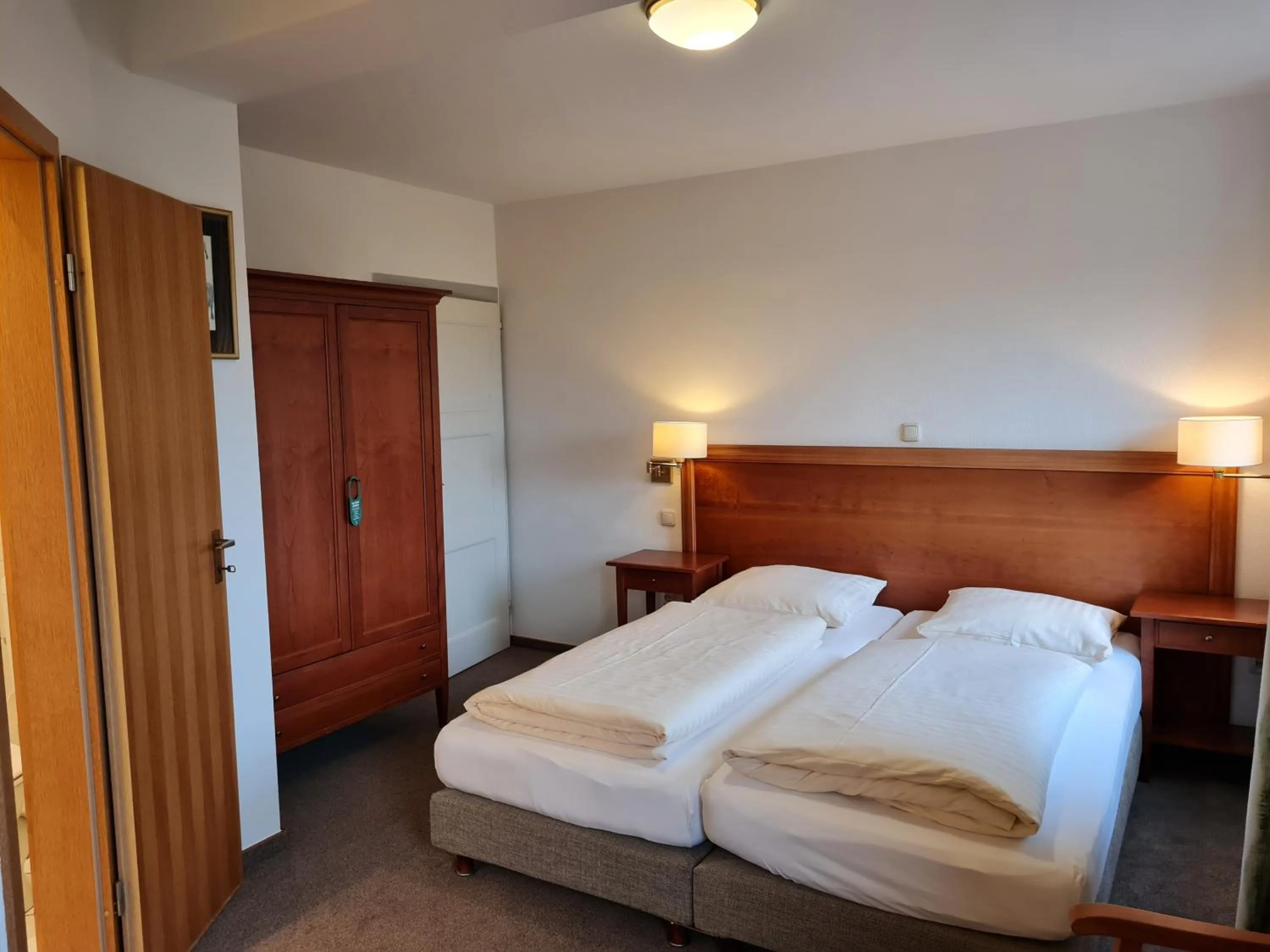 Photo of the whole room, Bed in Hotel Waldquelle - Baumhaushotel Aerzen