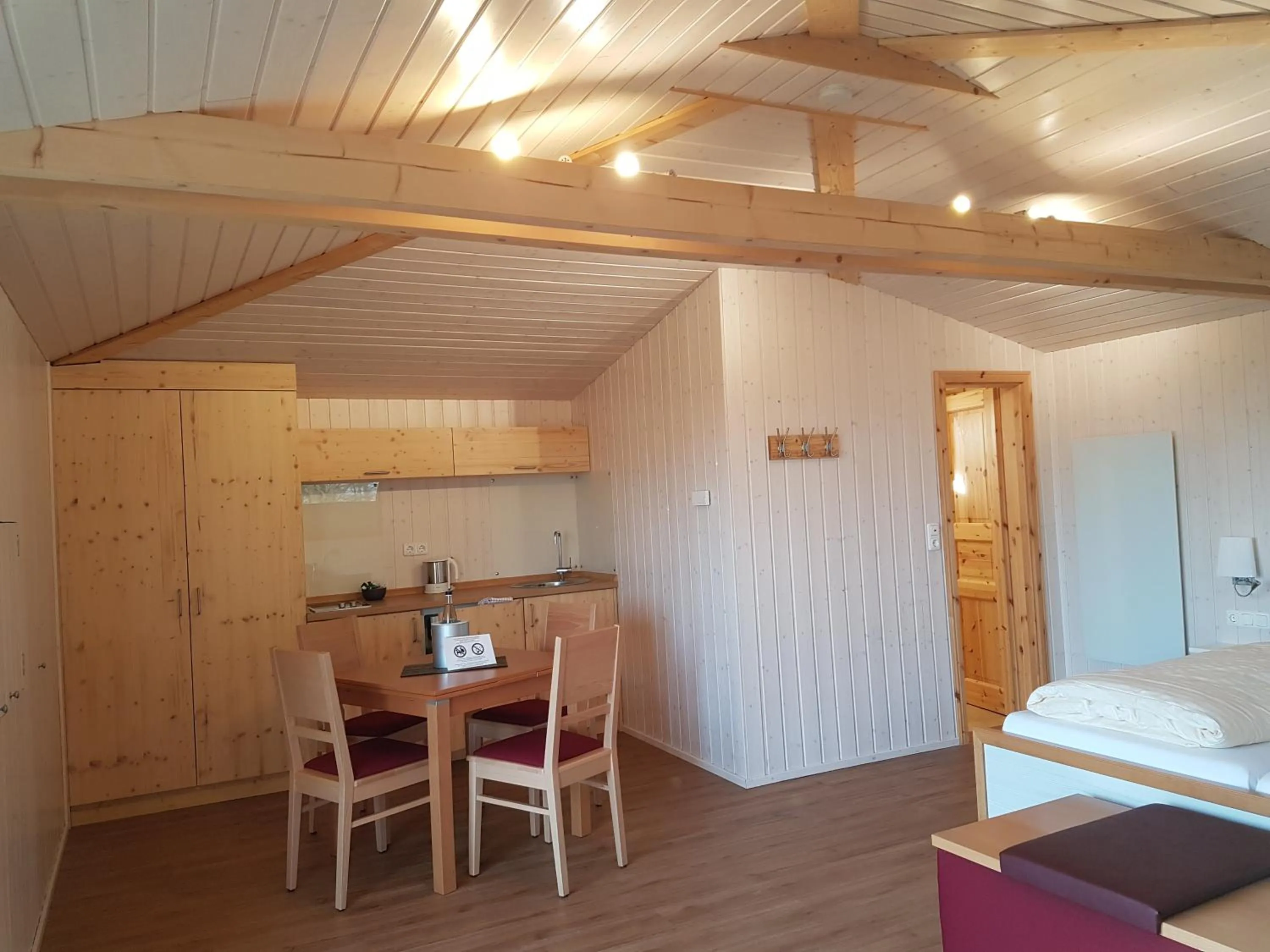 Bed in Hotel Waldquelle - Baumhaushotel Aerzen