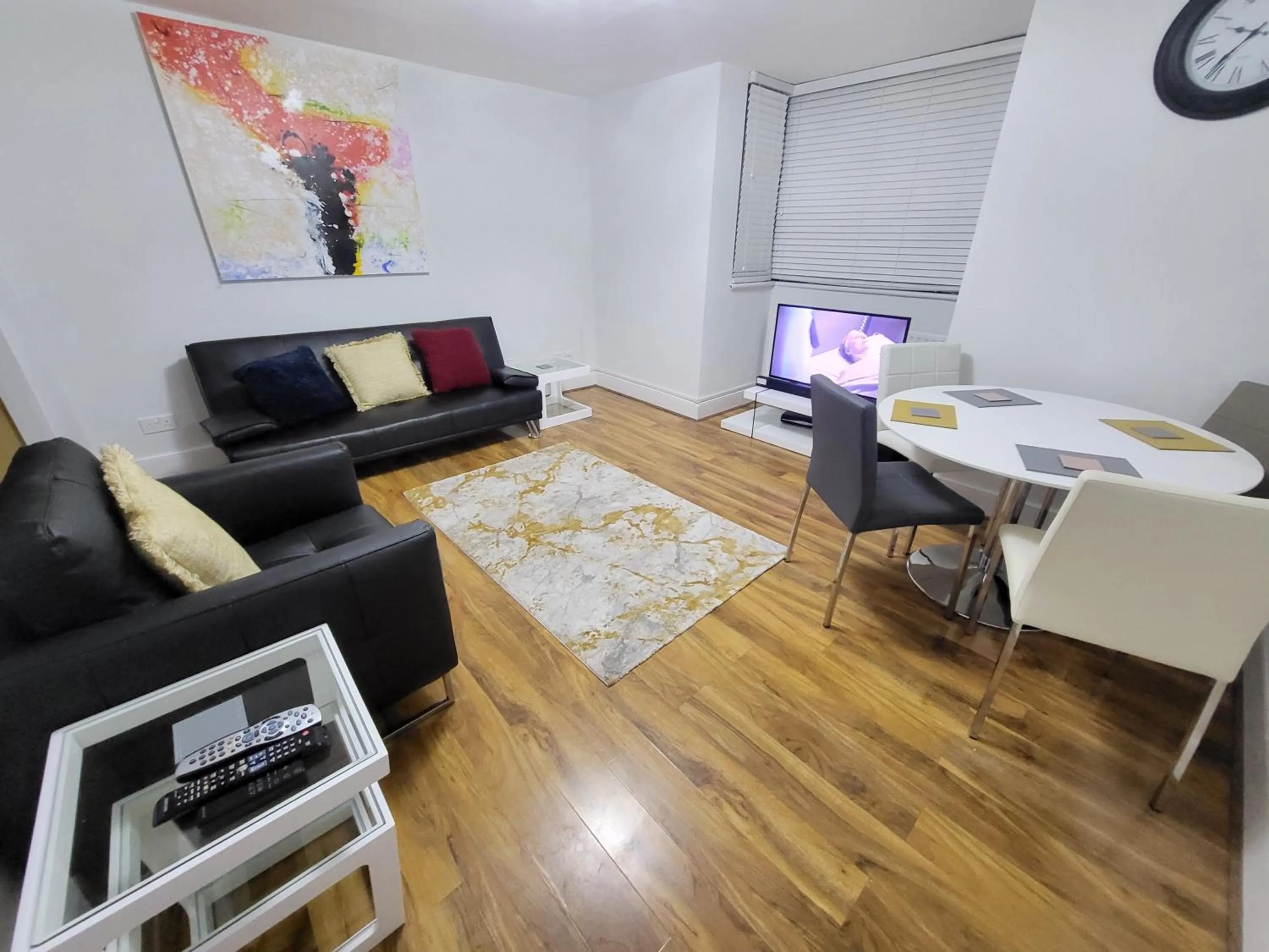 Dining area in London City Modern Apartment, Woolwich