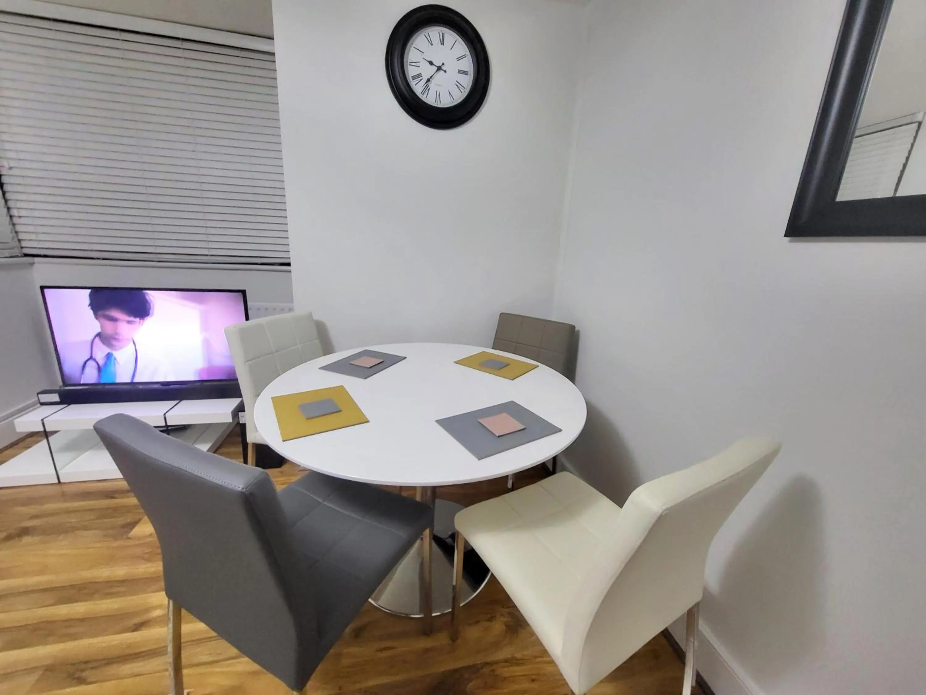 Dining area in London City Modern Apartment, Woolwich