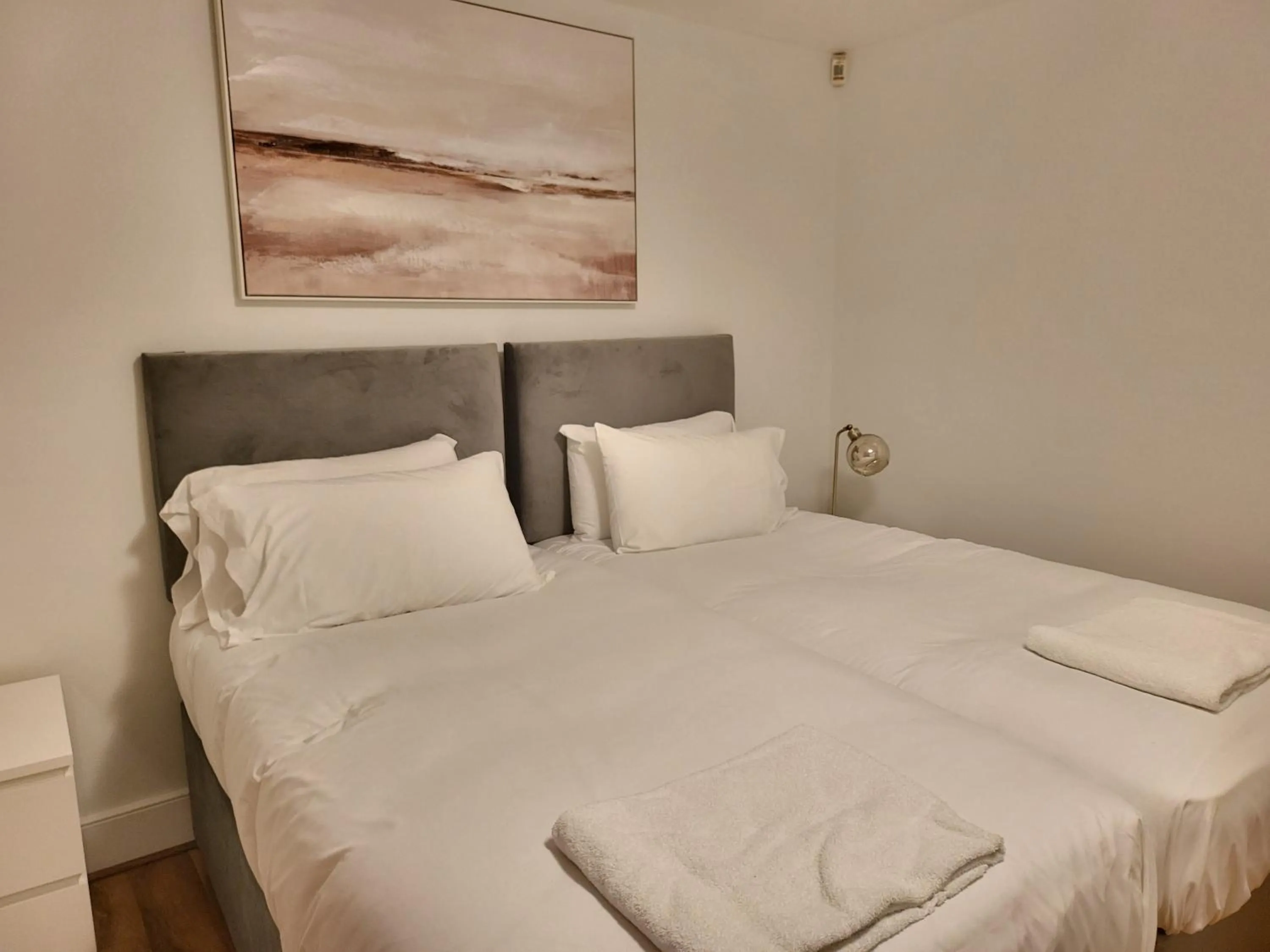 Bedroom, Bed in London City Modern Apartment, Woolwich