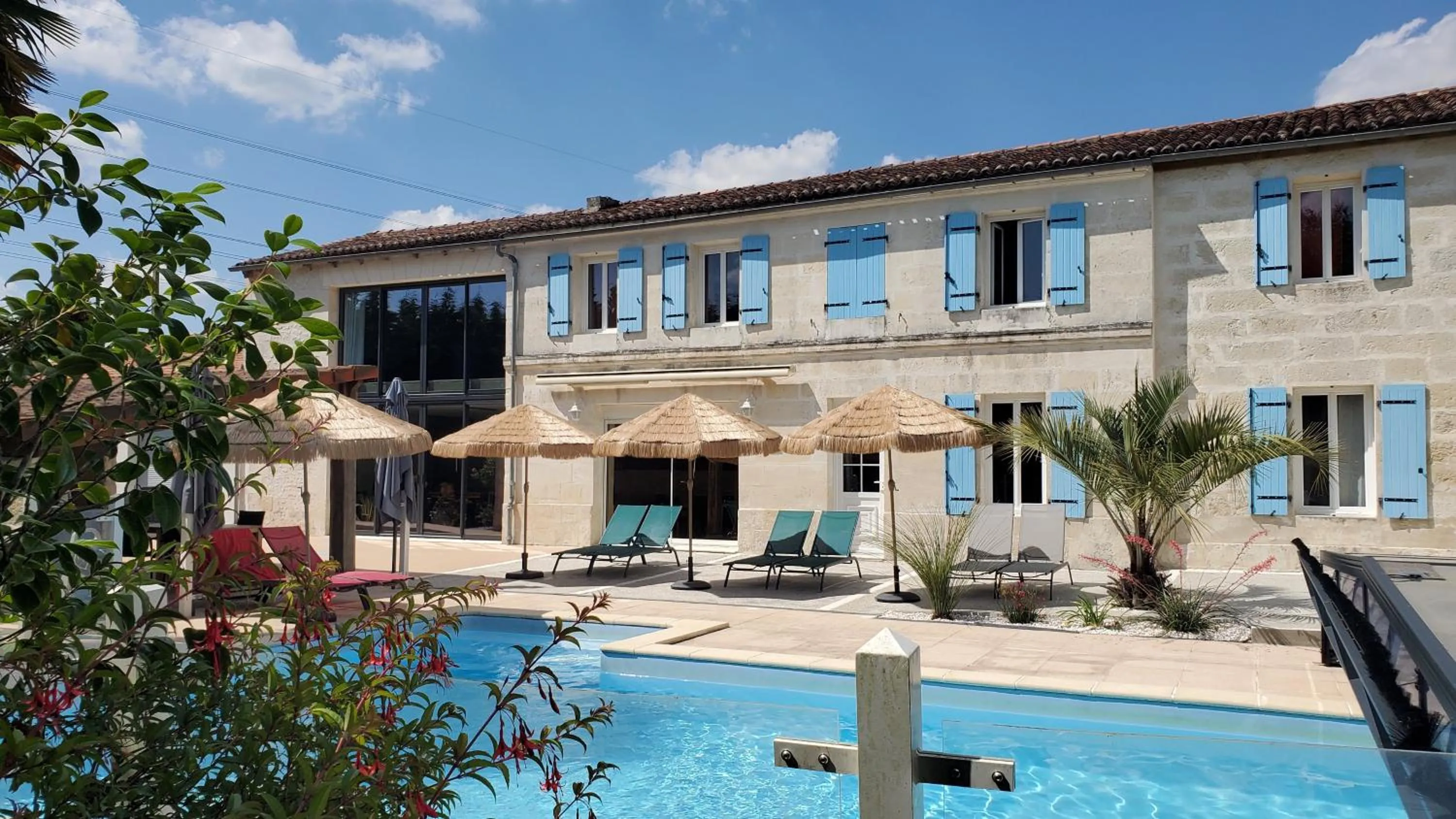 Swimming pool in Les Cuves - Saintes