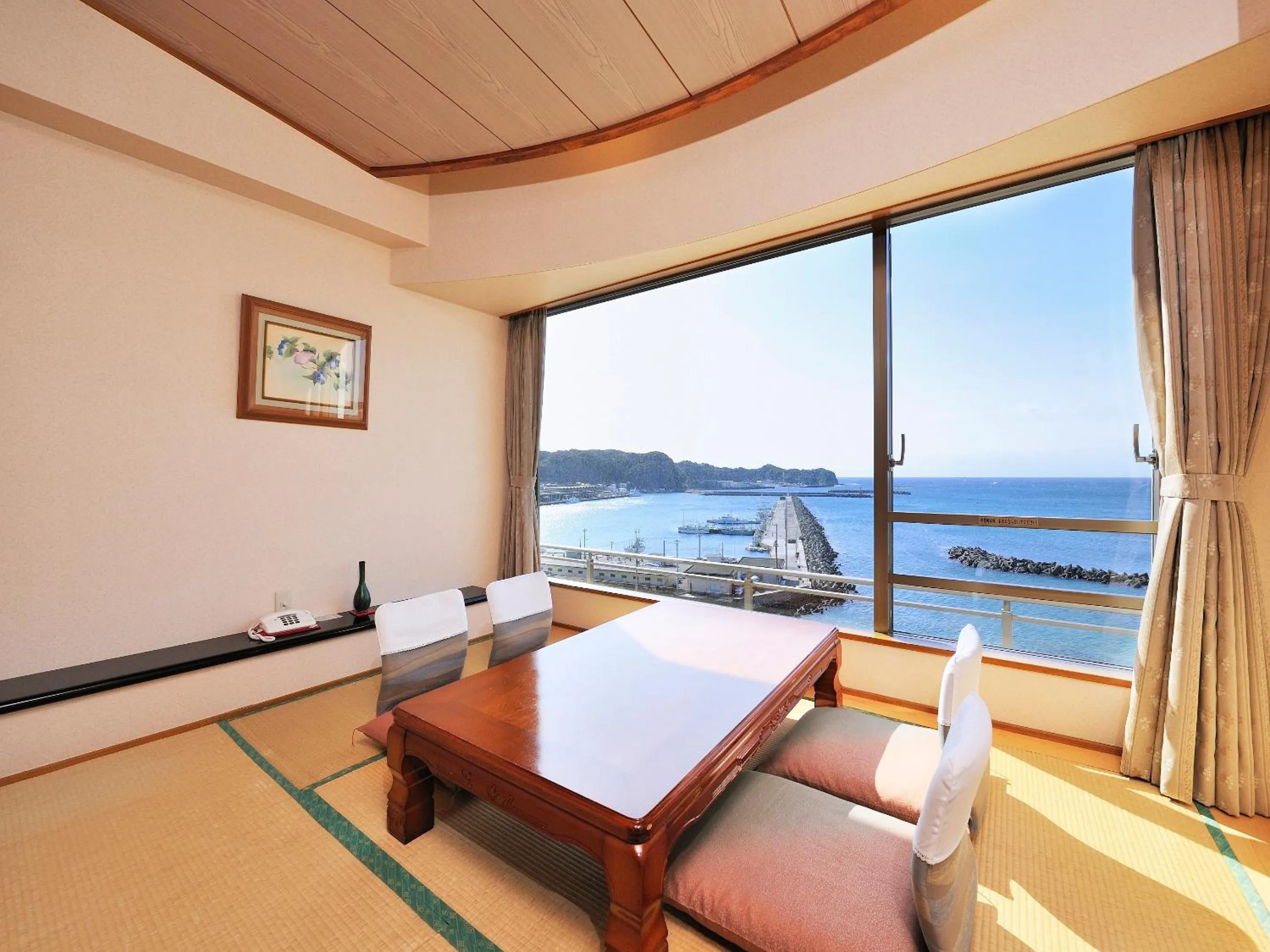 Photo of the whole room in Mikazuki Sea-Park Hotel Katsuura