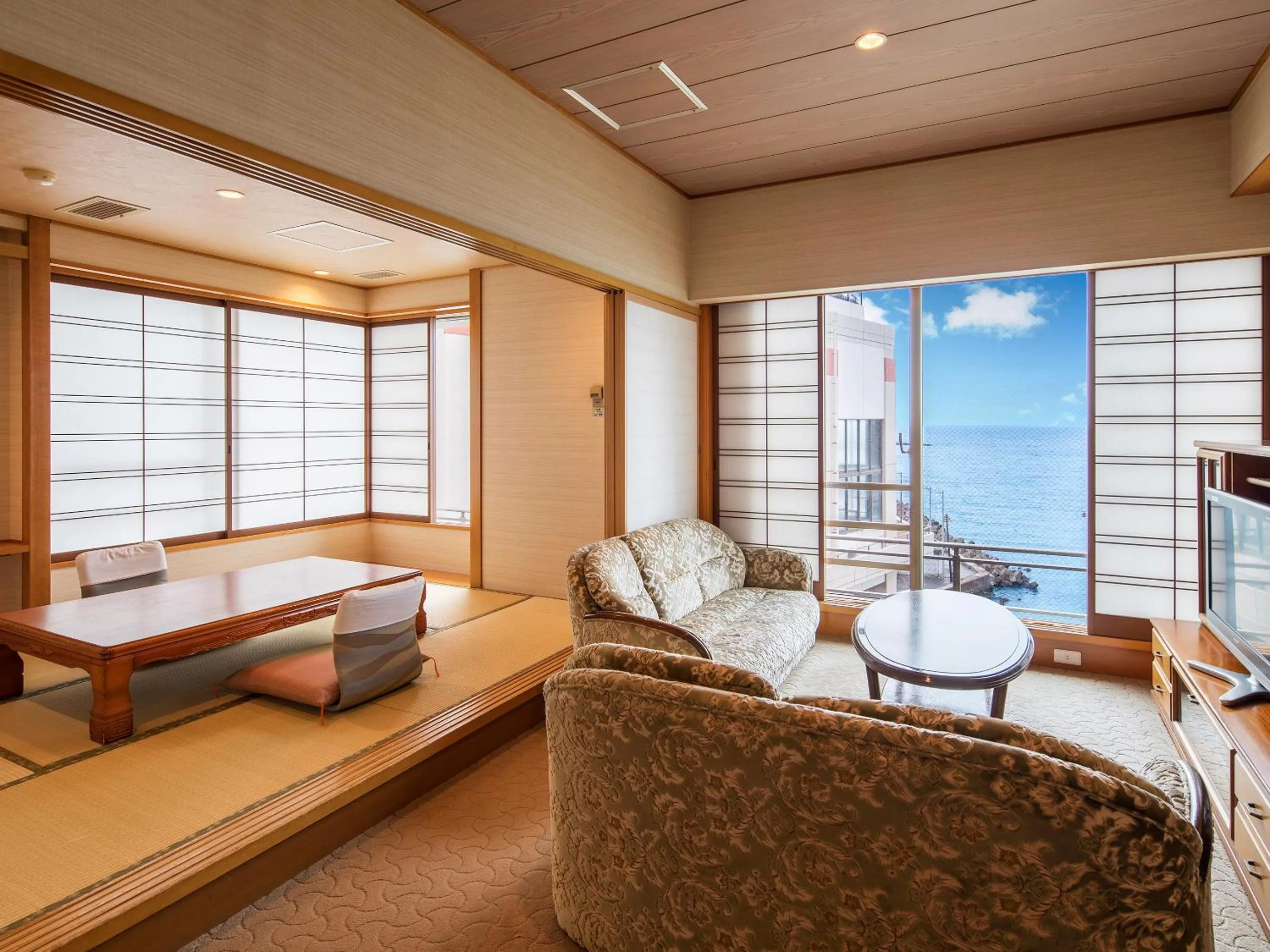 Living room in Mikazuki Sea-Park Hotel Katsuura