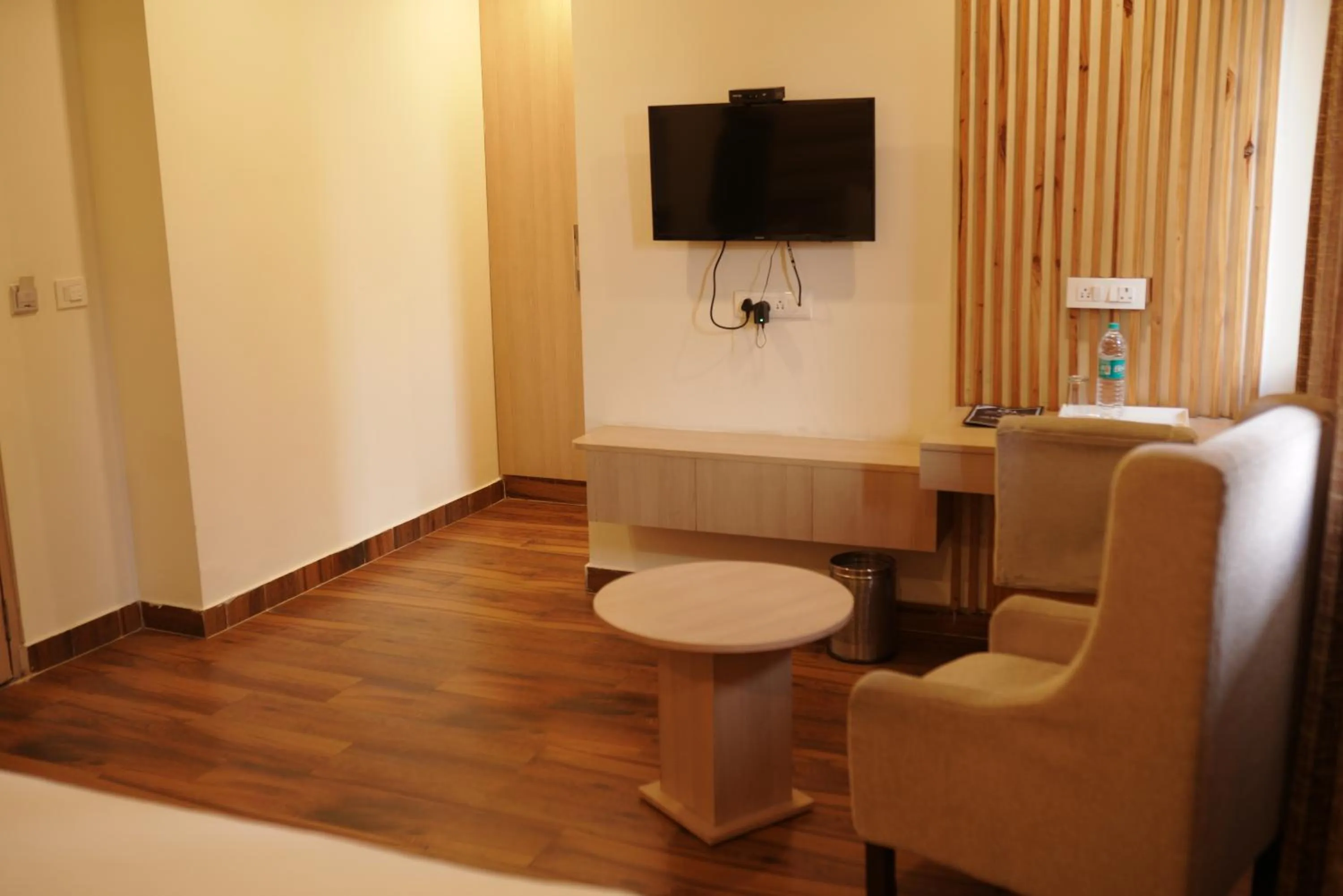 TV and multimedia in Hotel White Rock By The Solitaire Hospitality