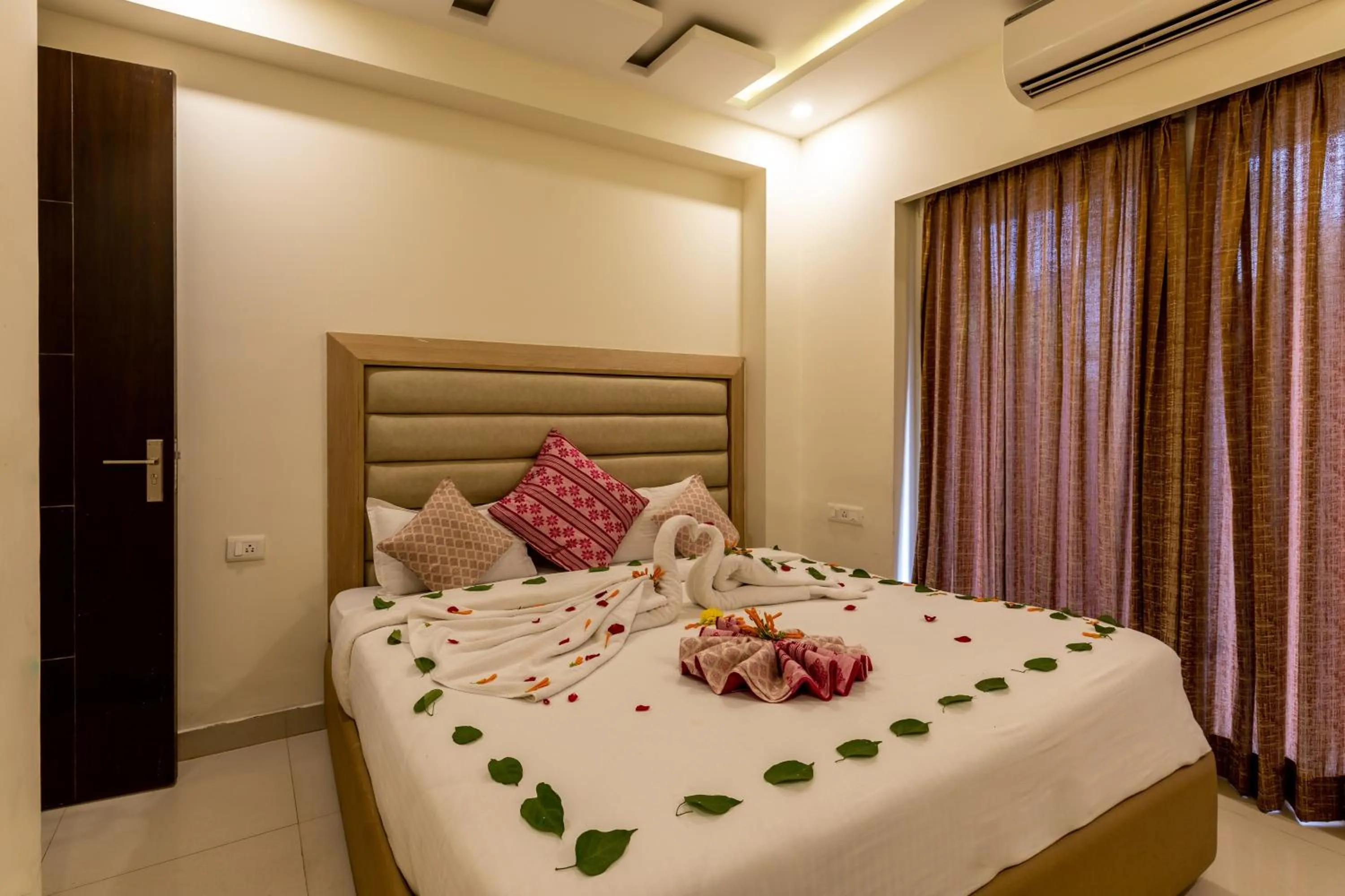 Bed in Hotel White Rock By The Solitaire Hospitality