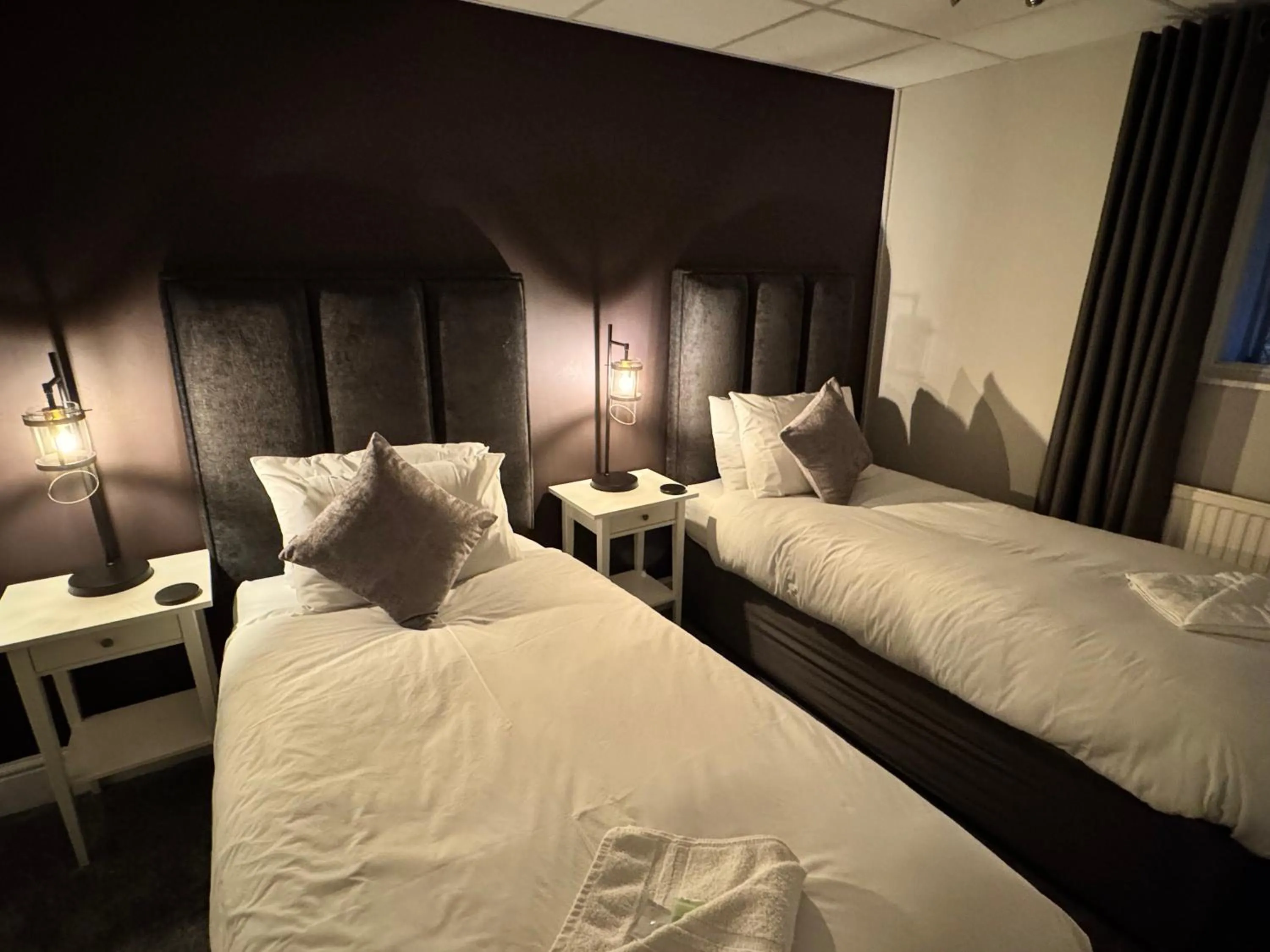 Bedroom, Bed in New Masons Arms