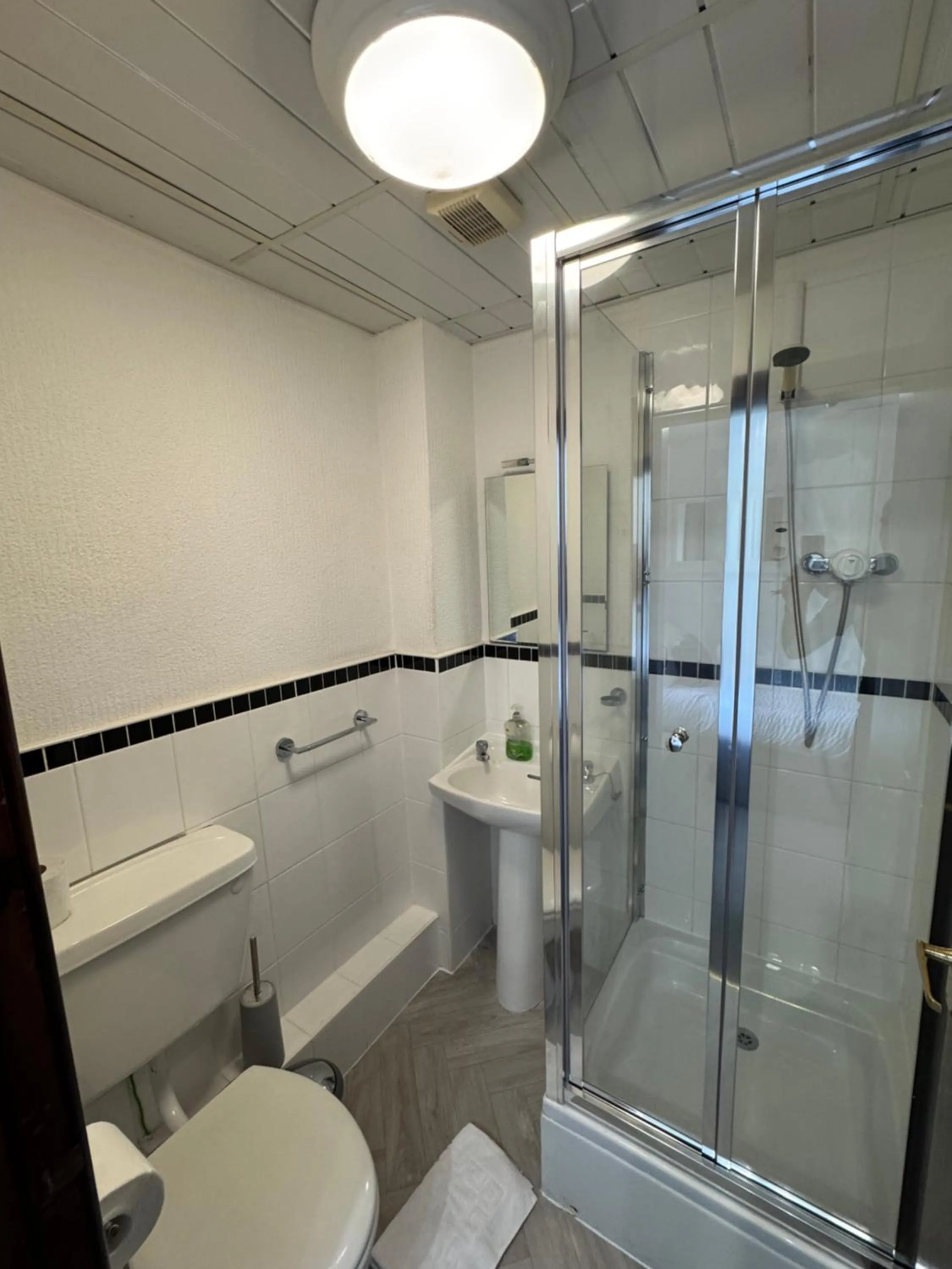 Shower in New Masons Arms