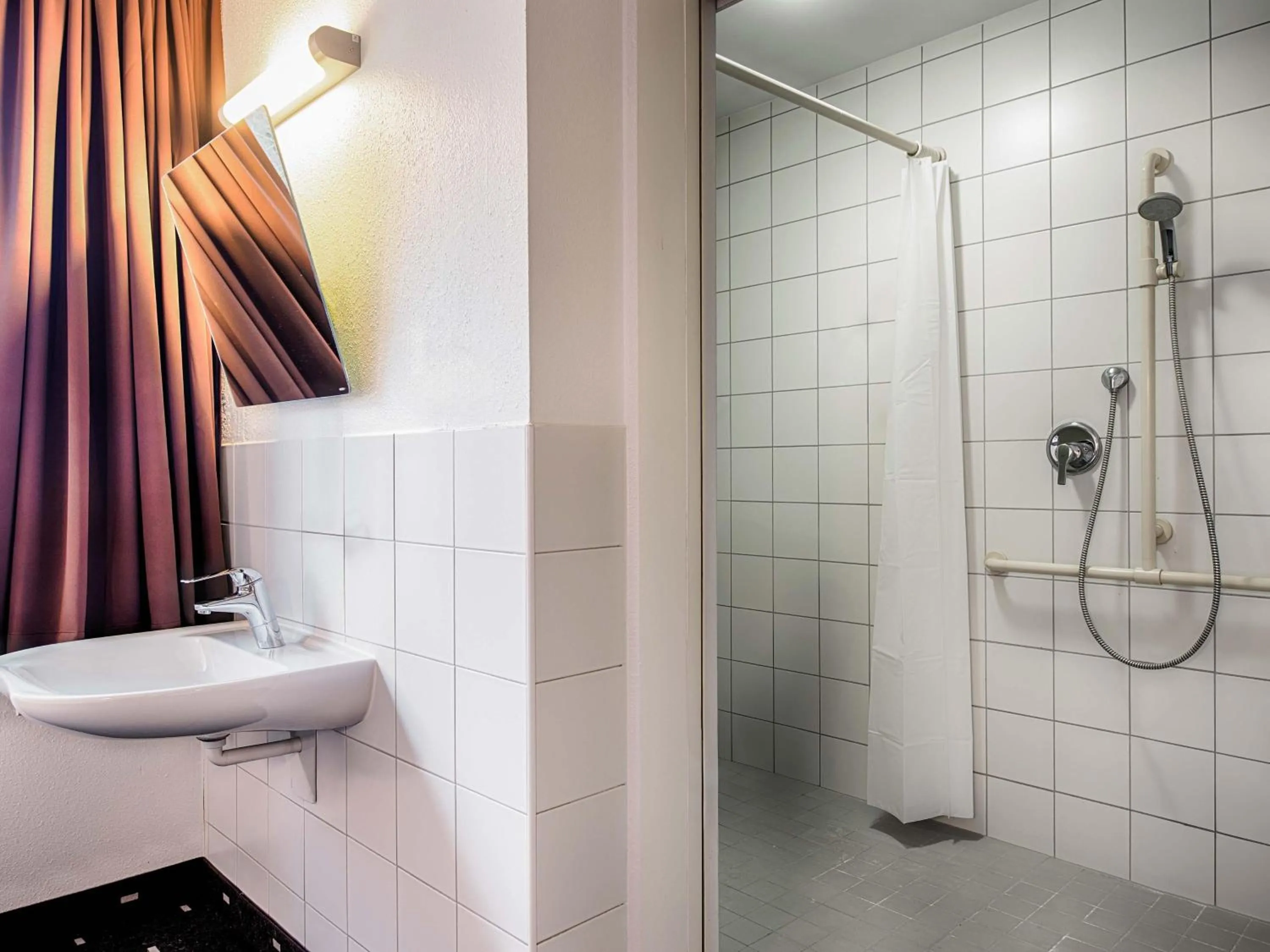 Bathroom in B&B Hotel Bielefeld-Ost
