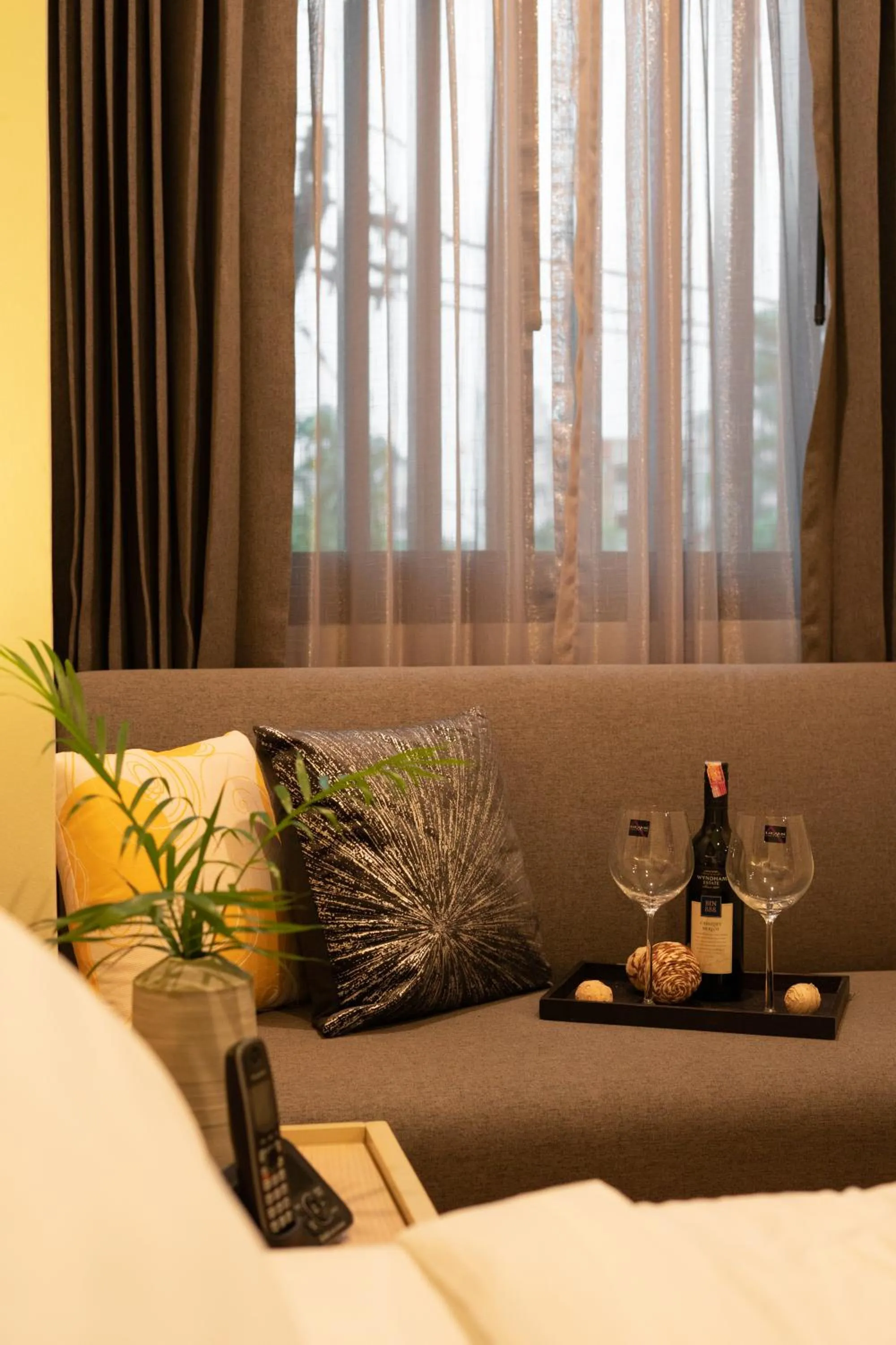 Seating area, Bed in SJ Miracle Hotel