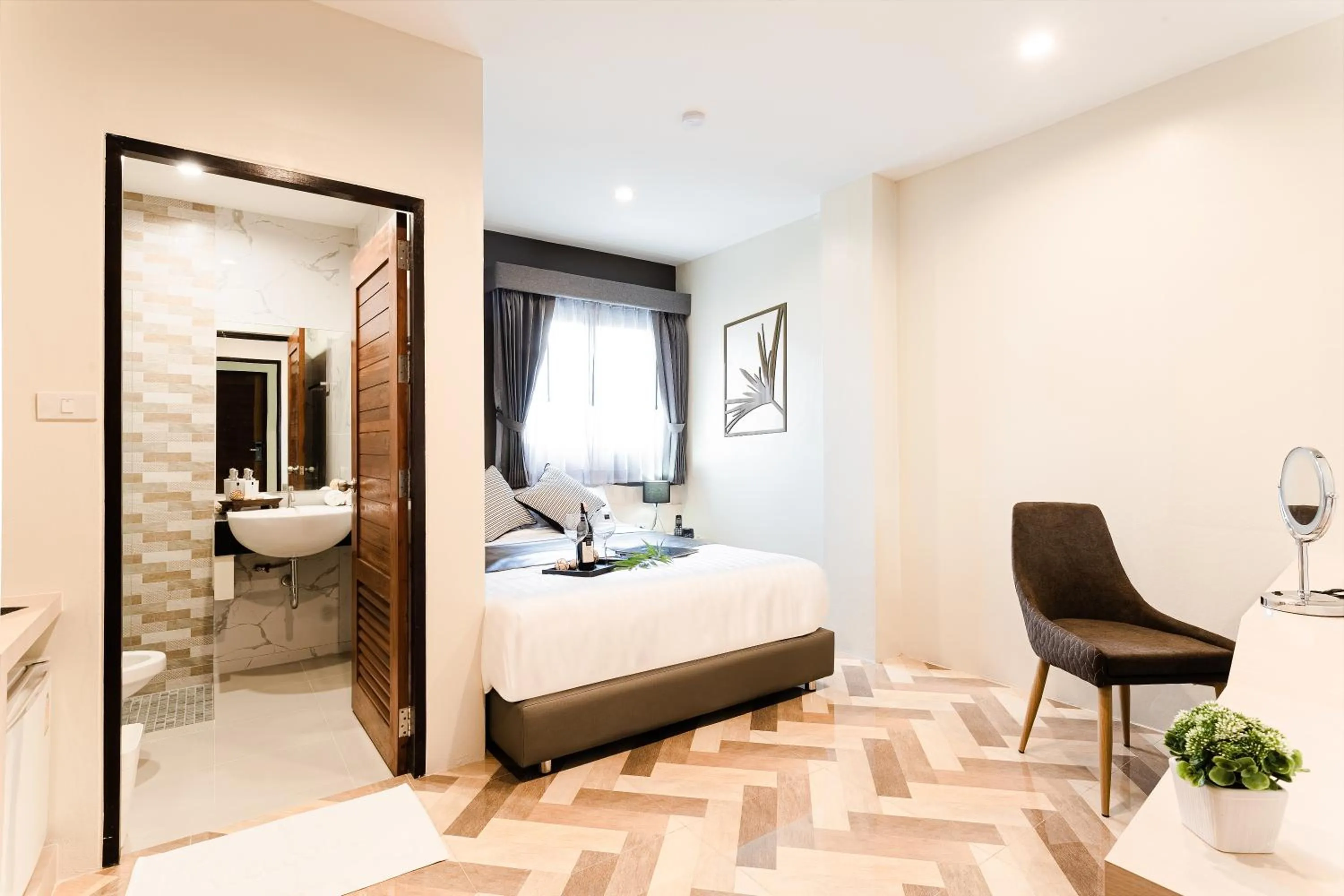 Bedroom, Bed in SJ Miracle Hotel