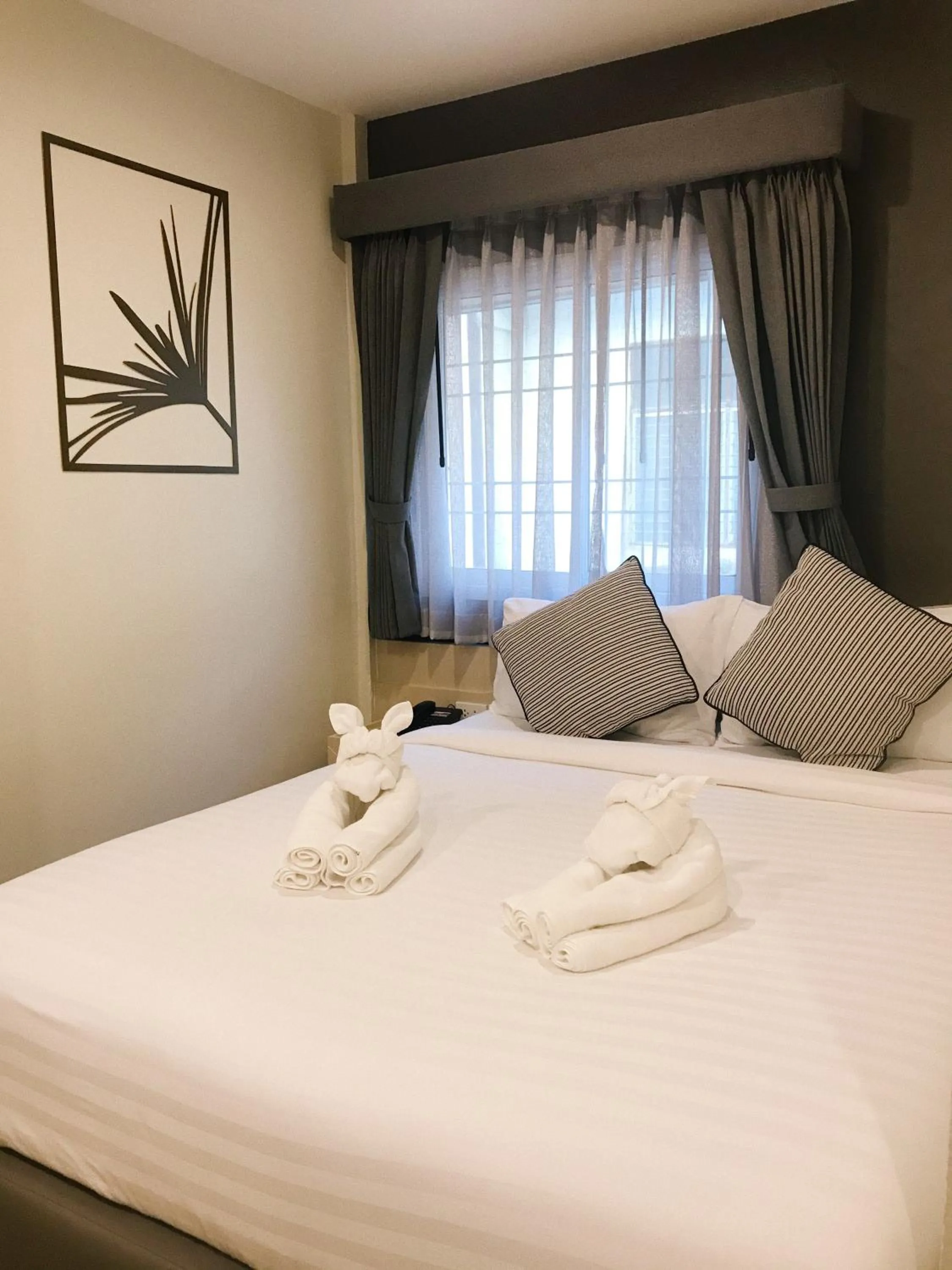 Bedroom, Bed in SJ Miracle Hotel