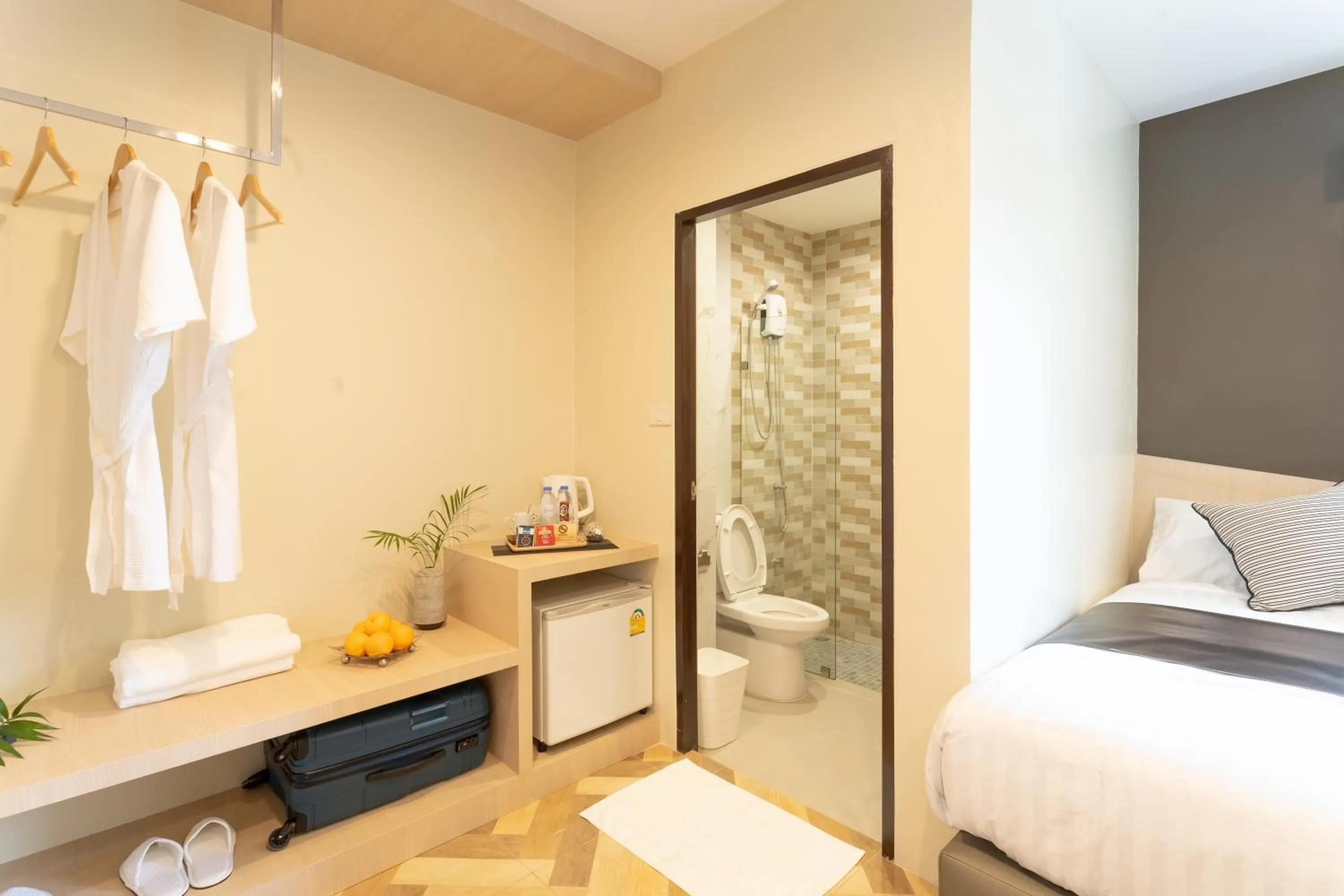 Bathroom, Bed in SJ Miracle Hotel