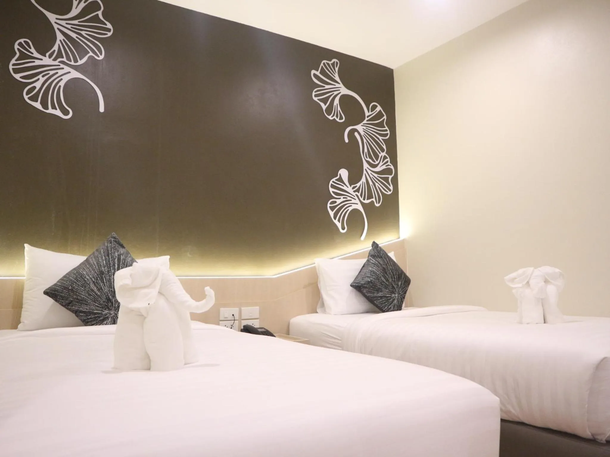 Bedroom, Bed in SJ Miracle Hotel