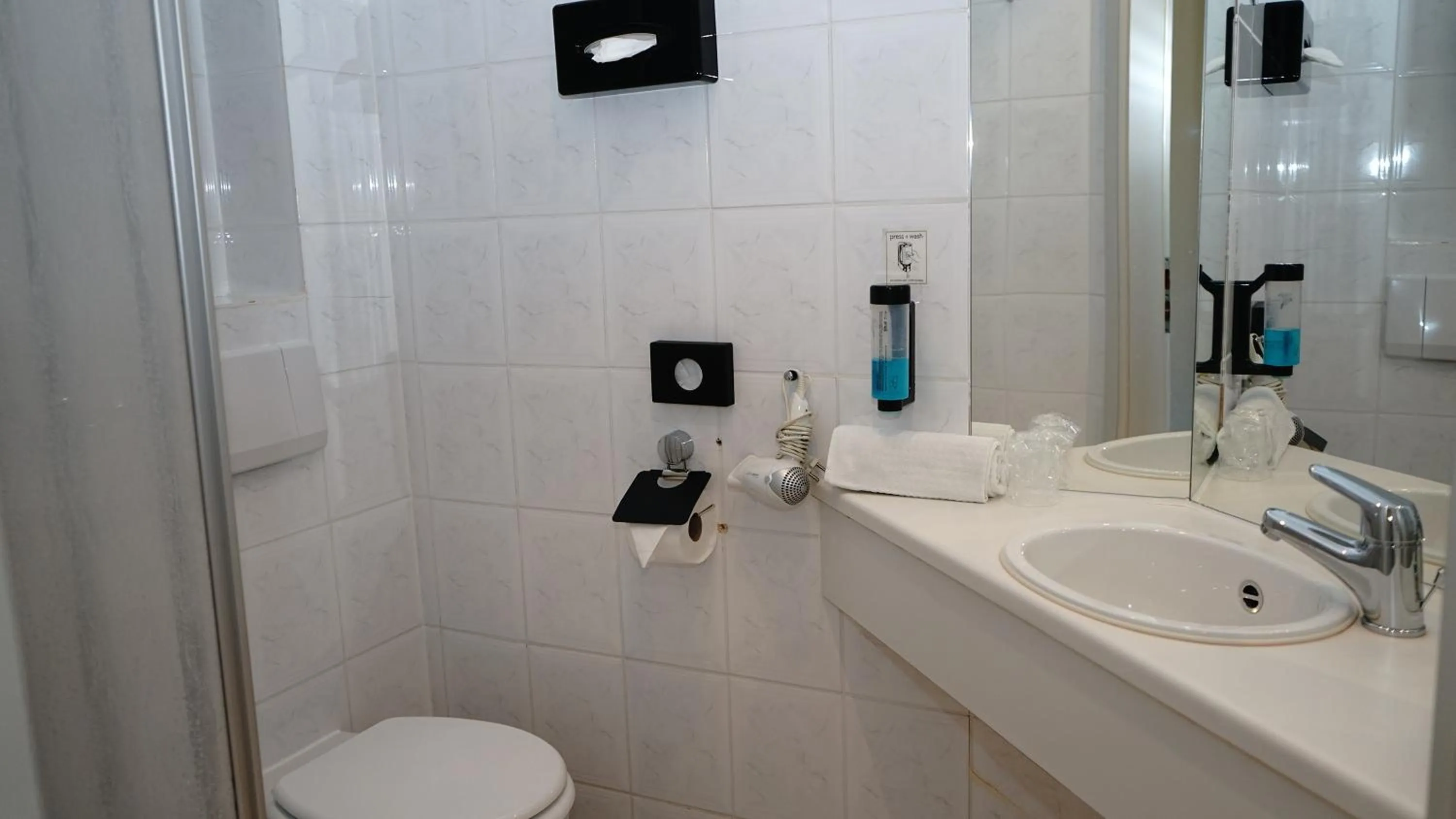 Bathroom in ITM Entrée Glinde Restaurant & Tagungshotel