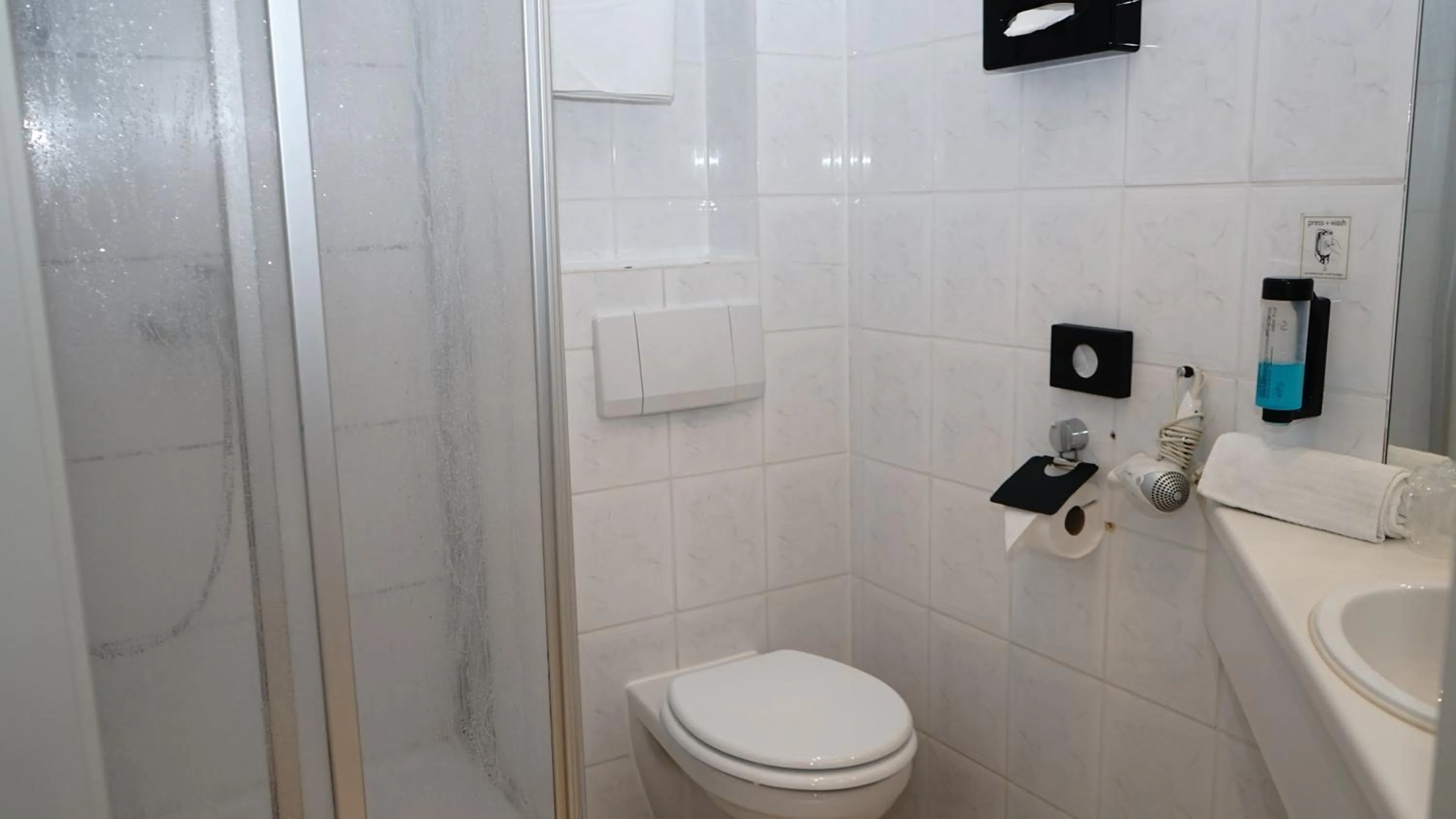 Shower in ITM Entrée Glinde Restaurant & Tagungshotel