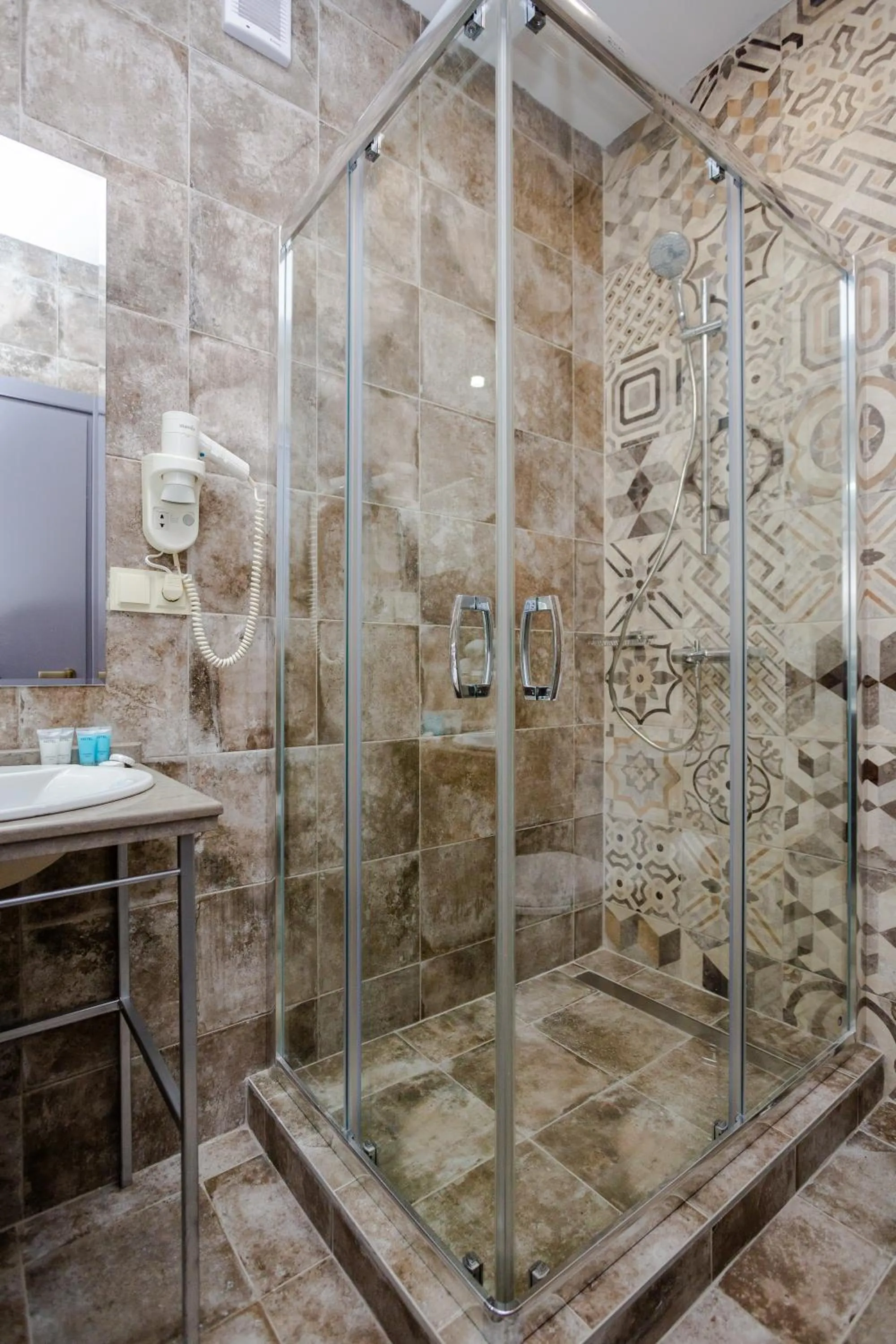 Shower in Hotel Day Inn