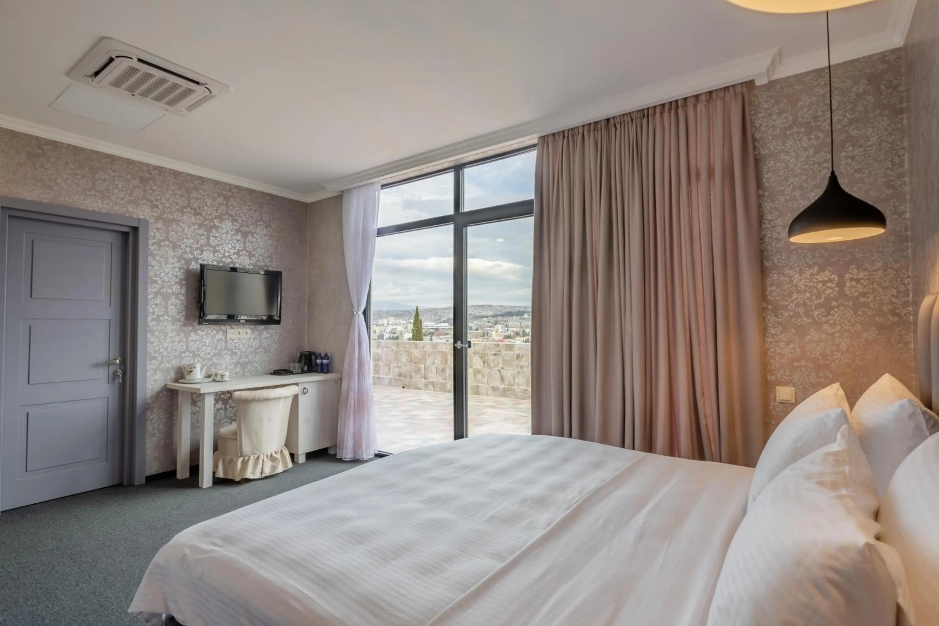 Photo of the whole room, Bed in Hotel Day Inn