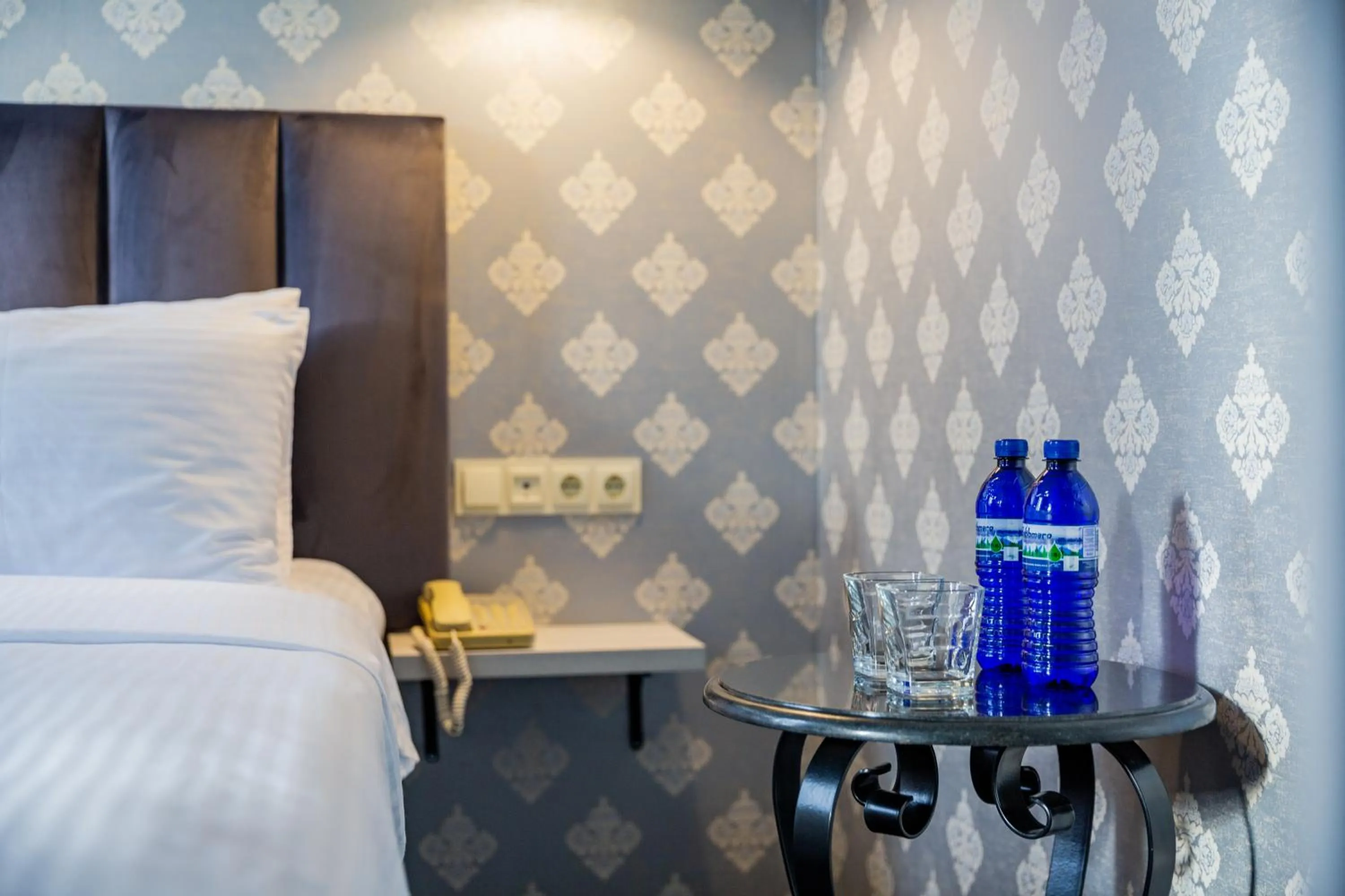 Non alcoholic drinks, Bed in Hotel Day Inn